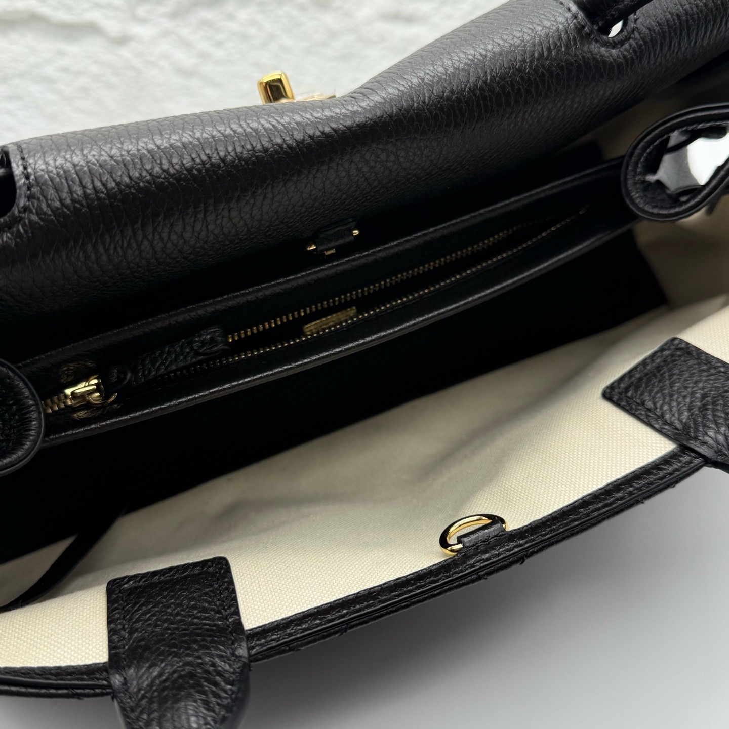 Brand New CHANEL Urban Essentials Small Shopping Bag Black / Product Code:26052808