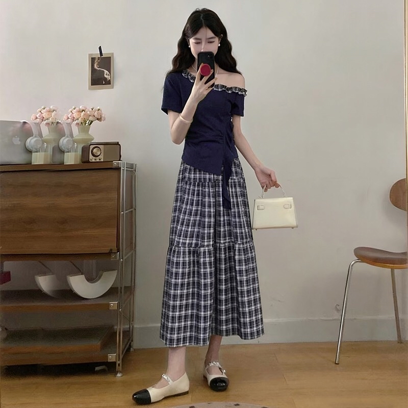 B263(7200) 韩版气质温柔风斜领格纹木耳边上衣与格纹蛋糕长裙蓝套装