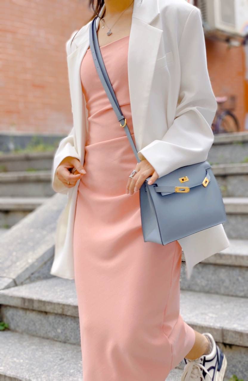 『亚麻蓝·金』 ‘’Kᴇʟʟʏ ᴅᴀɴsᴇ • Evercolor 🎀 时尚圈就是一个圆！ 最厉害的就是六种背法： 斜背、侧背、肩背、腰包、背包、手包 集美们一定要安排起来‼️ 22Cm