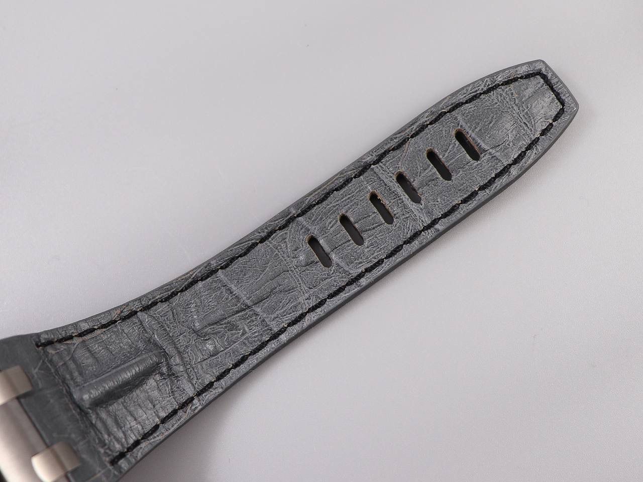 A P26470st灰面灰皮V2版经典a p计时款式之一 搭载复刻原版3126机芯 直径42mm 厚度15.6mm 🔥注：JF的所有3126机芯系列是目前市面上壳身最薄和复刻程度最强的版本🔥🔥