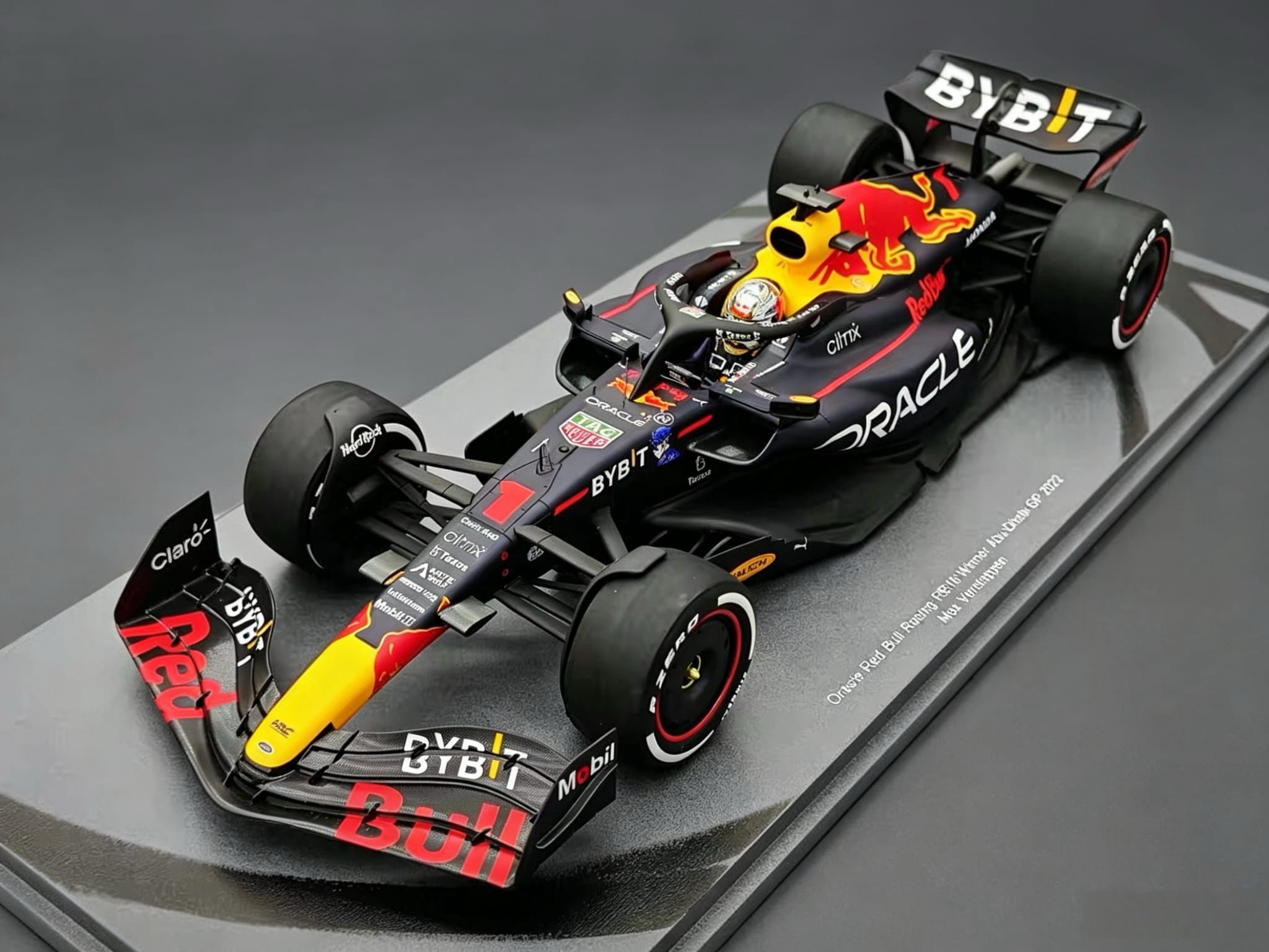 Spark 1/18 2022阿布扎比站 RB18 维斯塔潘F1 