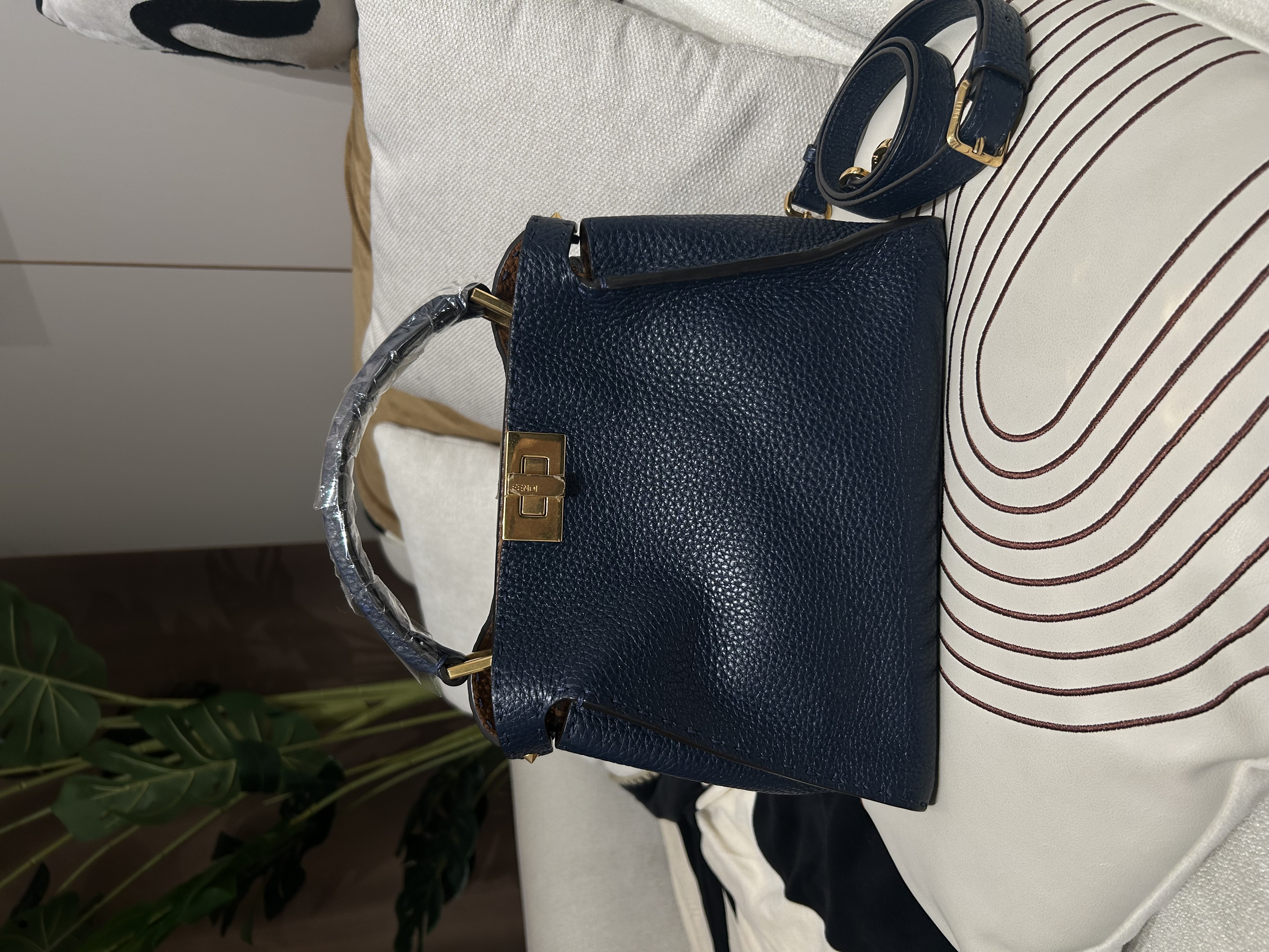Fendi peekaboo 深藍色金扣 100%Authentic, 95%new ✅Booklet ,✅dust bag 牛皮好襟用，有部份原裝貼膜新淨