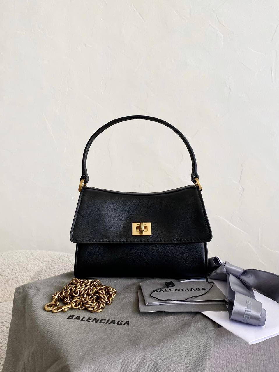 爆款🔥 ba1enciaga rodeo nano 黑色🖤 巨巨巨可爱的小rodeo 有没有拒绝不了包包变成小废包大小的姐妹！ 真的超级无敌cute，尖叫中～～ 但是，我想说的是，人家可不说小废包 它是可以装下iPhone pro的超实用mini bag📱 (plus不行哈🙅🏻‍♂️) 手提着出街就像拎着个小挂件 还有链条肩带可以肩背⛓ 家里有小千金的话 mini包还能和宝贝女儿共享🩷🩷 画面不要太治愈☺️☺️ 必须zp开发的啦，所有细节正确且对版哈！ 16×9.9×4.5cm819429m