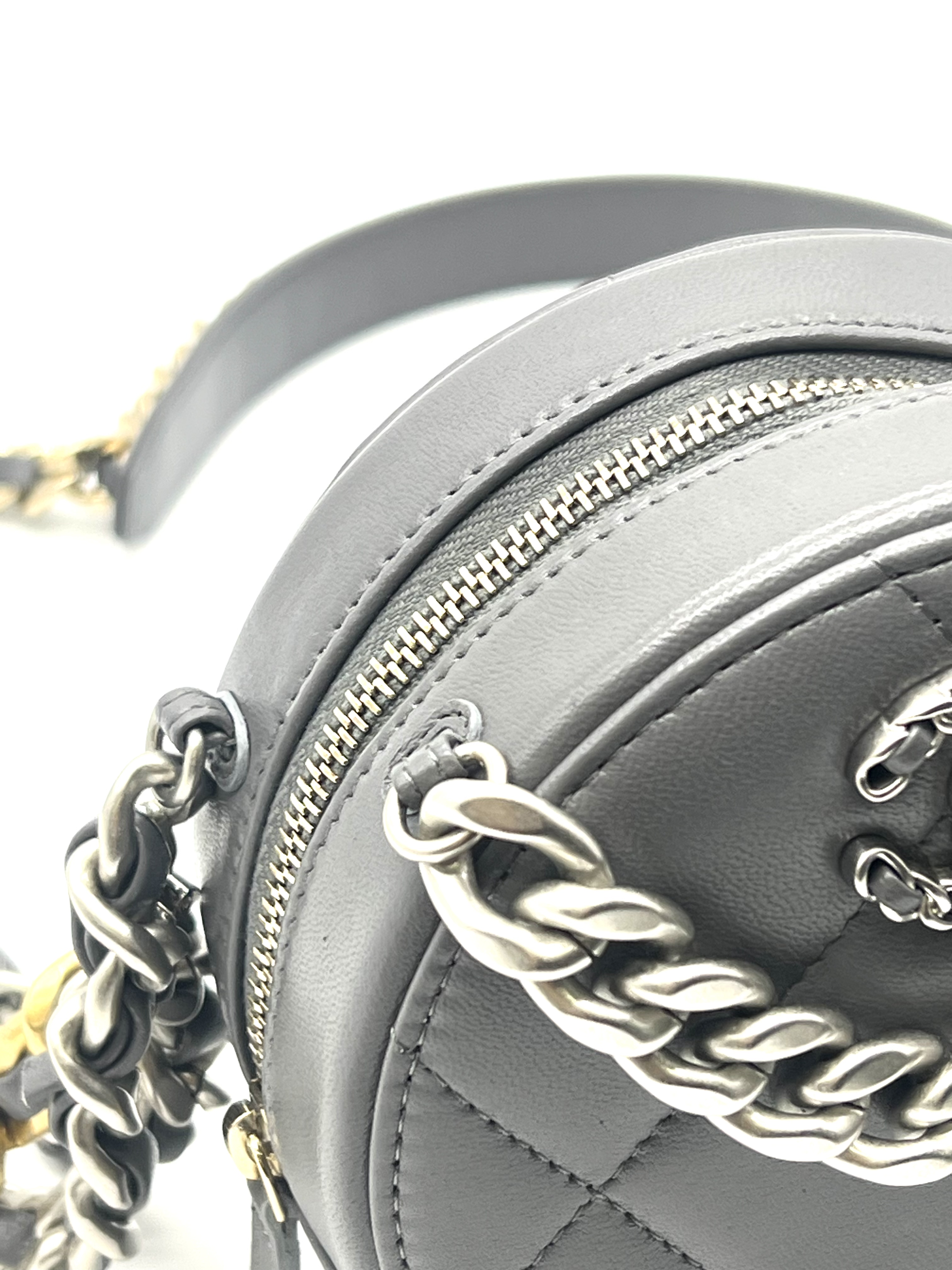 Pre-Owned CHANEL 19 / Product Code: 26051709