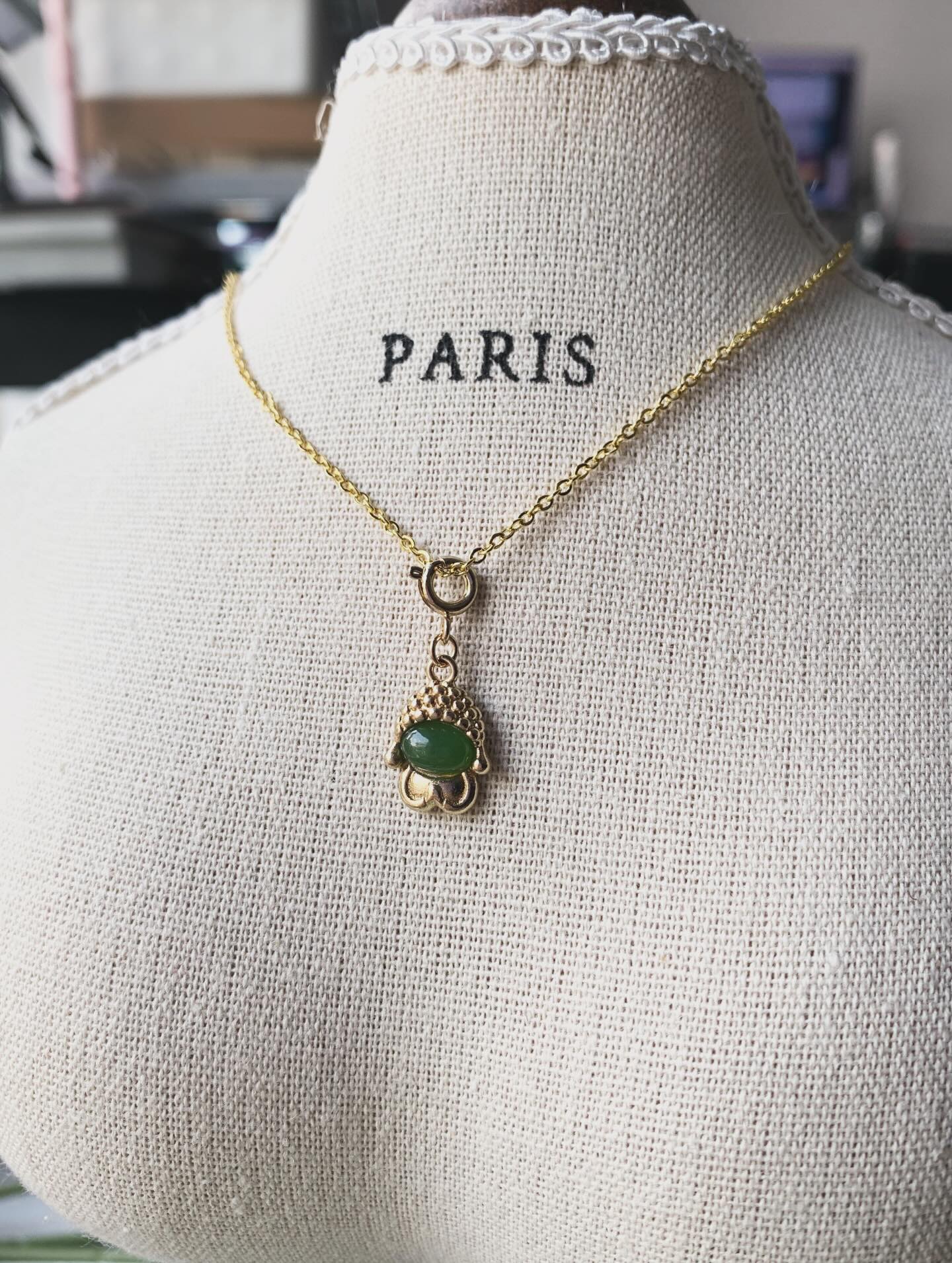 和田玉贝壳吊坠 ｜ Hetian Jade ShellRM48 送项链 Free chain和田玉的功效主要体现在养生保健、辟邪护身和心理调适方面。 它被认为可以通过与皮肤接触，吸收微量元素补充人体所需，促进血液循环，同时在传统文化中，它具有安神静心、驱邪避灾、带来好运的作用Hetian jade’s benefits are primarily associated with cultural beliefs and traditions, including its use in Feng Shui and as a symbol of purity, elegance, and good fortune. In traditional Chinese culture, it‘s believed to ward off evil spirits, promote wealth, and bring inner peace. Some also claim it has healing properties and can improve blood circulation when worn as jewelry, although scientific evidence supporting these claims is limited, with benefits potentially stemming from the placebo effect#和田玉 #hetianjade #天然玉石 #天然水晶 #jade #马来西亚水晶网点 #gemstone #naturestone