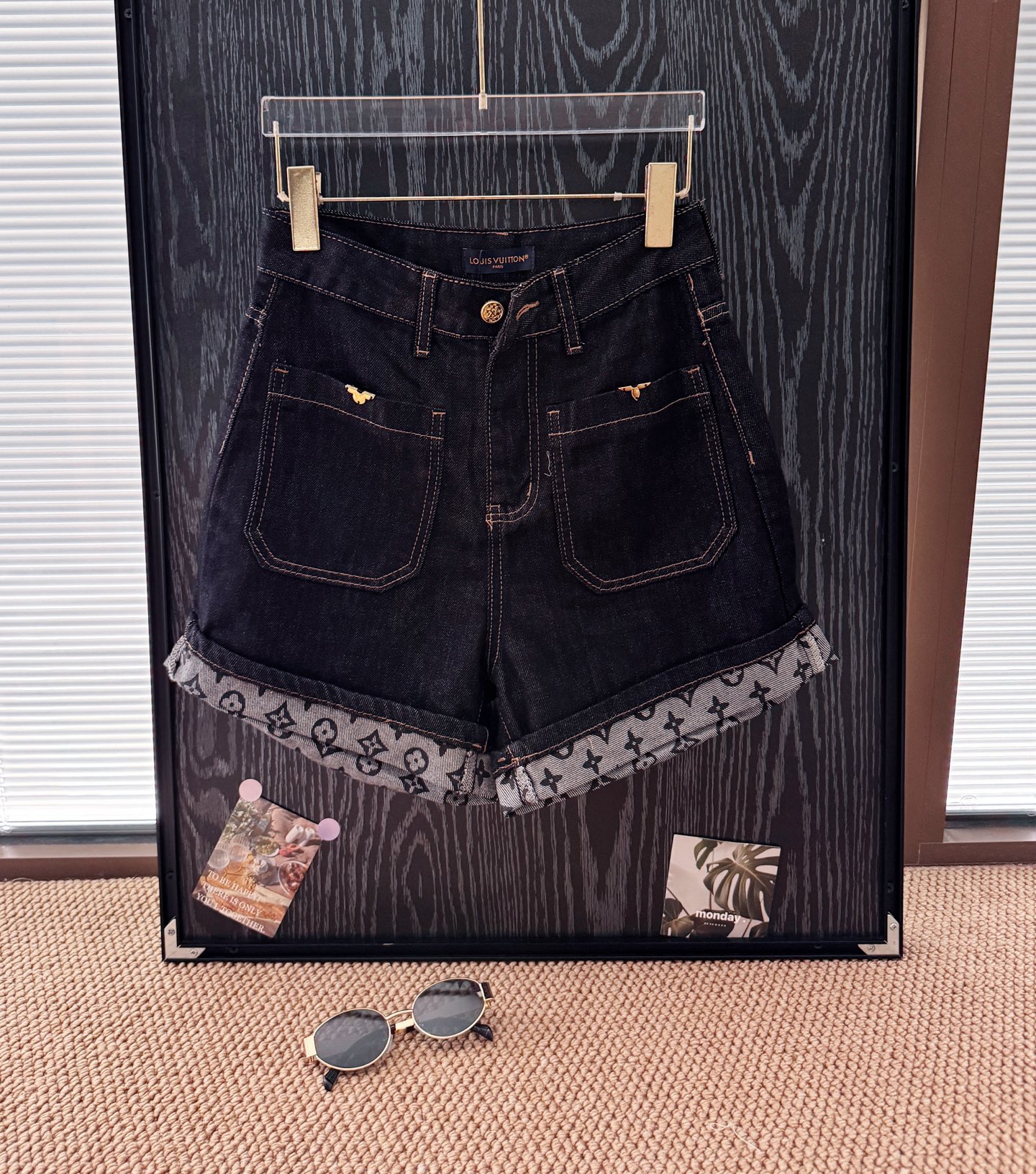 LV 老花卷邊金扣牛仔短褲