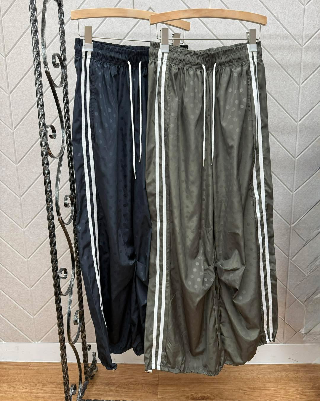 波點暗紋束腳運動褲