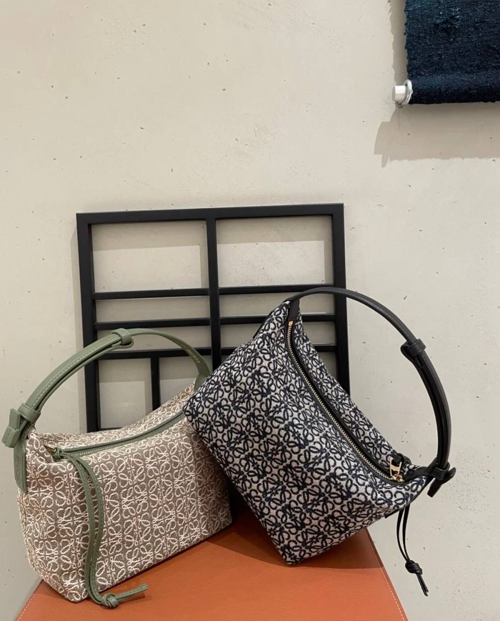 * 𝘊𝘶𝘣𝘪 𝘈𝘯𝘢𝘨𝘳𝘢𝘮 提花布手袋✌️ 大号尺寸:27-17-22cm（顶部宽处34cm） 编码:062102 黑色【配全套礼盒】 包包面料挺括度适中，没有固定形状 ，背上出门慵懒氛围感十足😘，肩带可以调节，伸缩至腋下背，单肩，手拎皆可