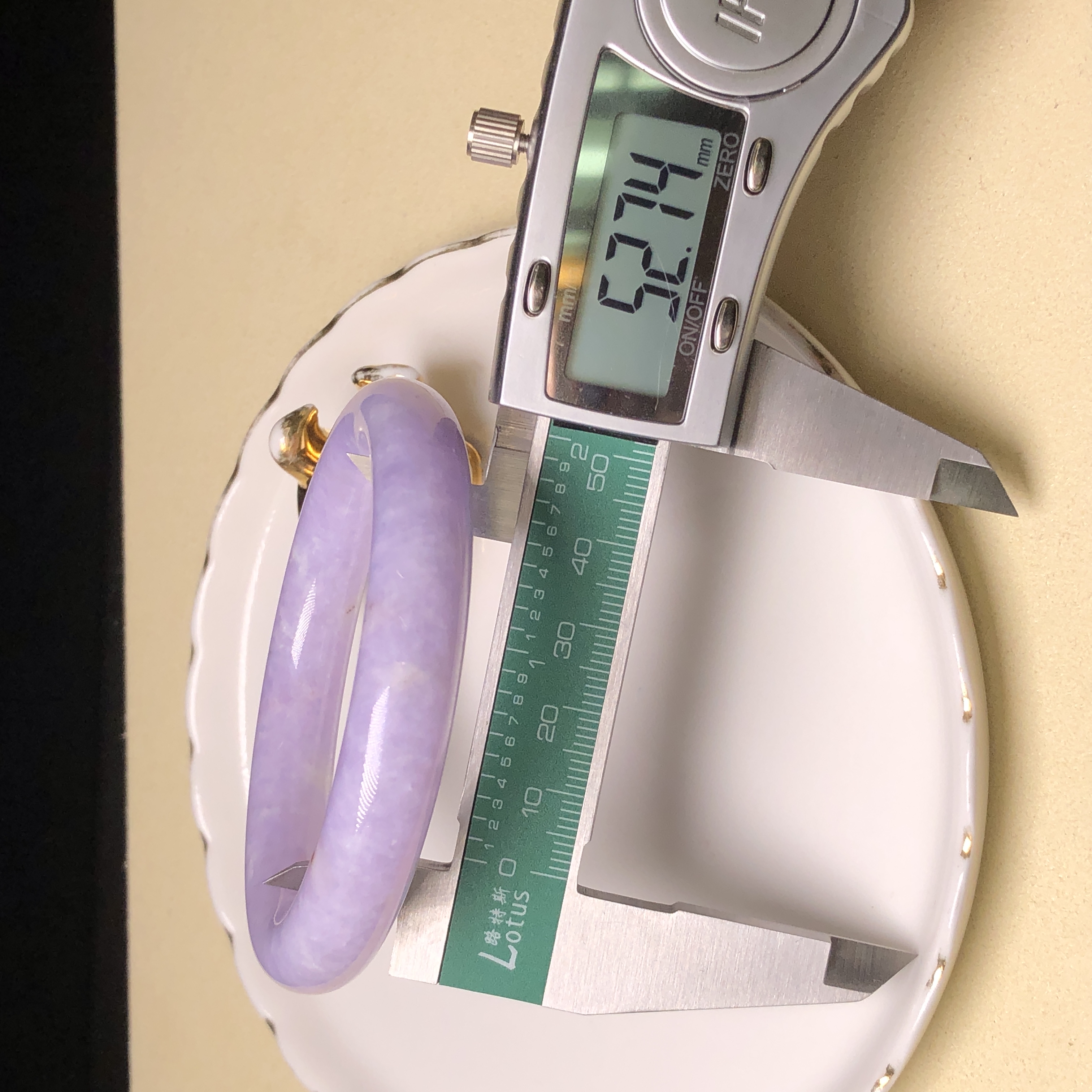 C06825 紫羅蘭帶翡色圓鐲52.7mm
