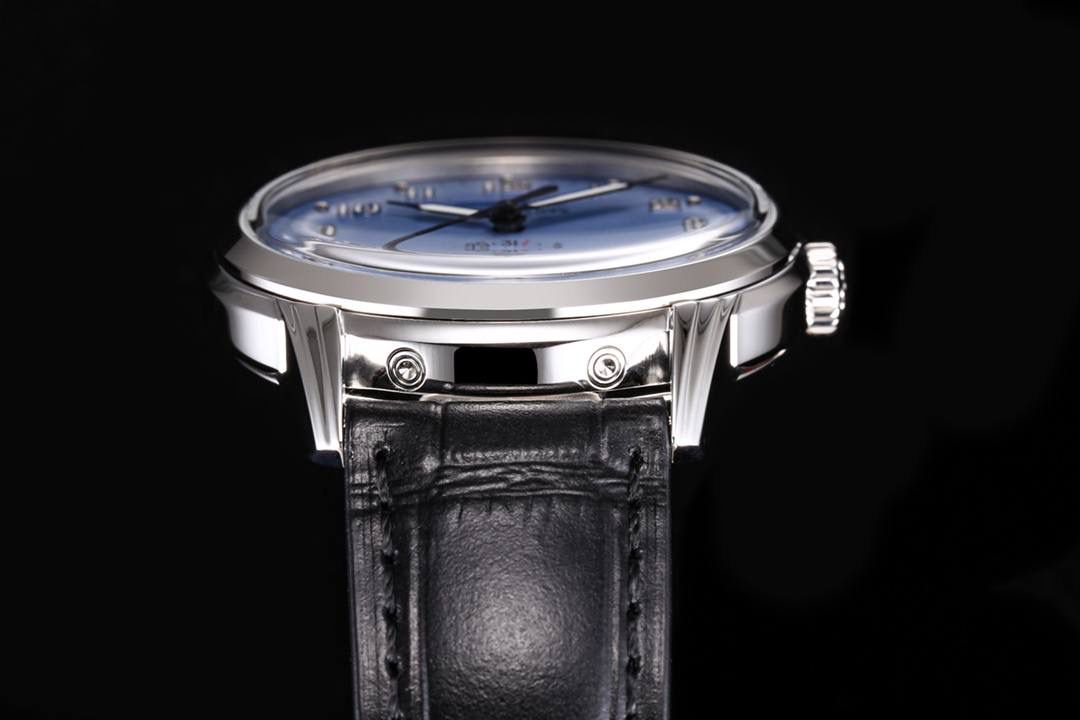 KR工厂耗时三年 打造顶级经典百达翡丽5320G-001超级复杂功能时计 40毫米一体冲压成型的双层式精钢表壳。 ①表盘边缘刻印有密分秒数刻度，配金质超强夜光阿拉伯数字 ② 时分针原版开模以巴顿式设计为基础，配以尖长的针尖，特色造型呼应1950年代Ref.1463计时码表的指针 ③表盘6点位置月相显示及日期 ④4点位置为闰年显示， 8点位置为日/夜24小时显示。注：非市场假功能版本。上面两位置功能为星期各月份 。 所有功能均有全真功能。⑤搭载KR独家324 S Q自动上链机芯 无论外观或是性能都是一丝不苟 完美的控制了表头厚度。 KR不惜重本，所有功能厚度全力还原如官网同步真功能！！！ 欢迎各大表友品鉴！！！