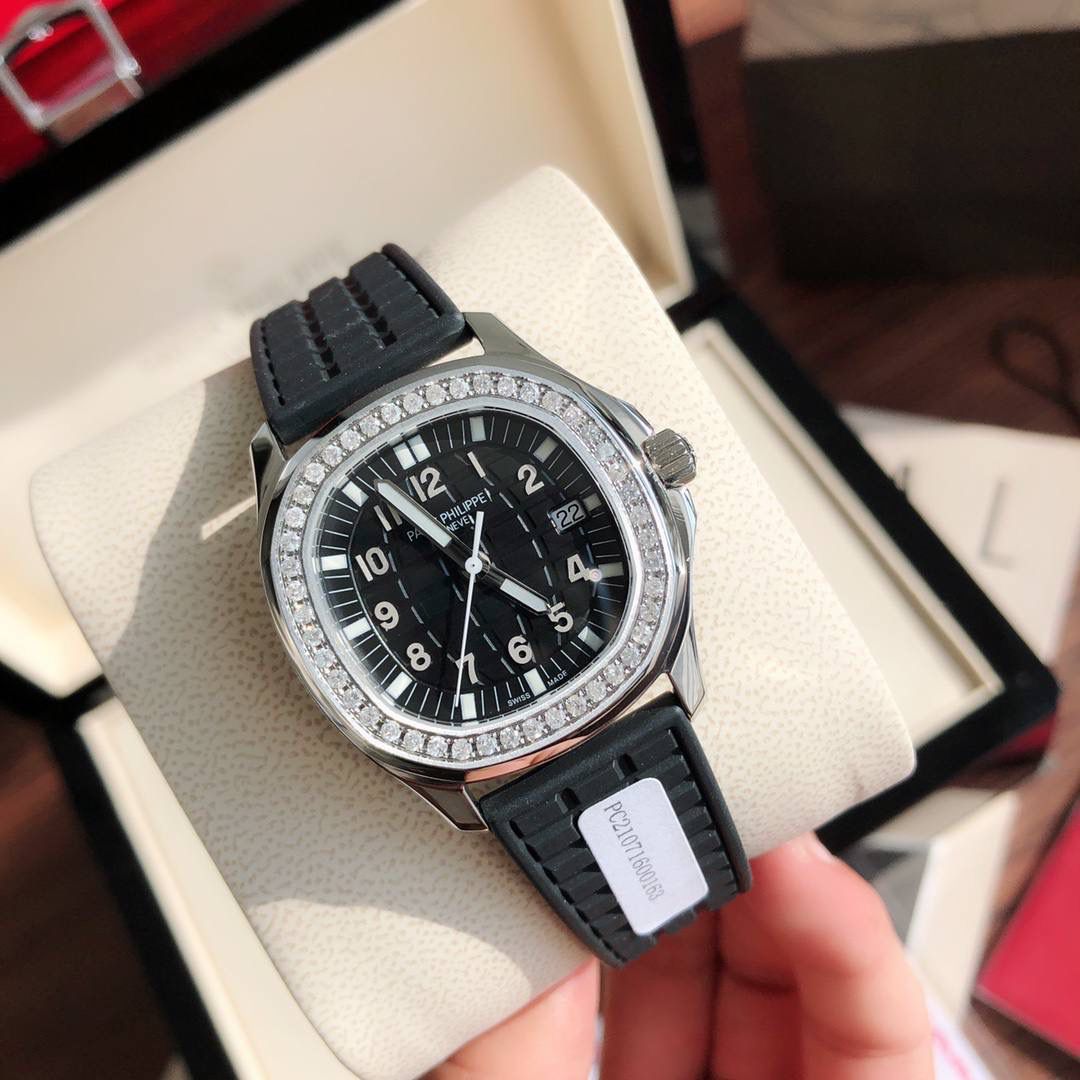 独家推出 新款百达斐丽AQUANAUT系列 专为女性设计！用最简约方式完美体现百达斐丽的精髓，融合了大胆的设计和正统的纯粹，这款腕表成为百达斐丽的旗舰产品之一！腕表完美尺寸35.6，进口精钢材质多重工艺精磨打造。原装一致厚度7.77cm。表盘镶嵌46颗 vs1.8真钻。约一克拉！ Gtc中国权威鉴定证书。百分百保证每一粒都是货真价实的真钻。可验可查询！💯💯