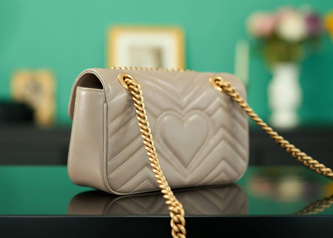 👜Marmont系列肩背包经典款 奶茶色 22cm💕 （原厂皮 全铜五金） 正品售价¥18.000 独家原厂皮发售 限量级别 GG招牌款，镇店之宝 奶茶色很百搭超适合夏天！ 原厂牛皮搭配经典的双G扣，复古做旧风格 背上就有白富美即视感， 属于所有人都能驾驭的颜色 官方款号 446744 尺寸小号：22x13x6cm 尺寸大号：26x15x7cm