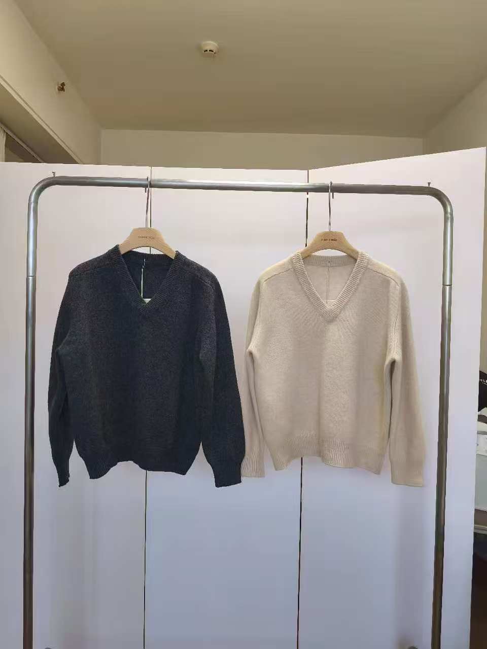 ### #3002, Lambswool Cashmere V- neck Pullover 綿羊毛茄士咩V領針織上衫