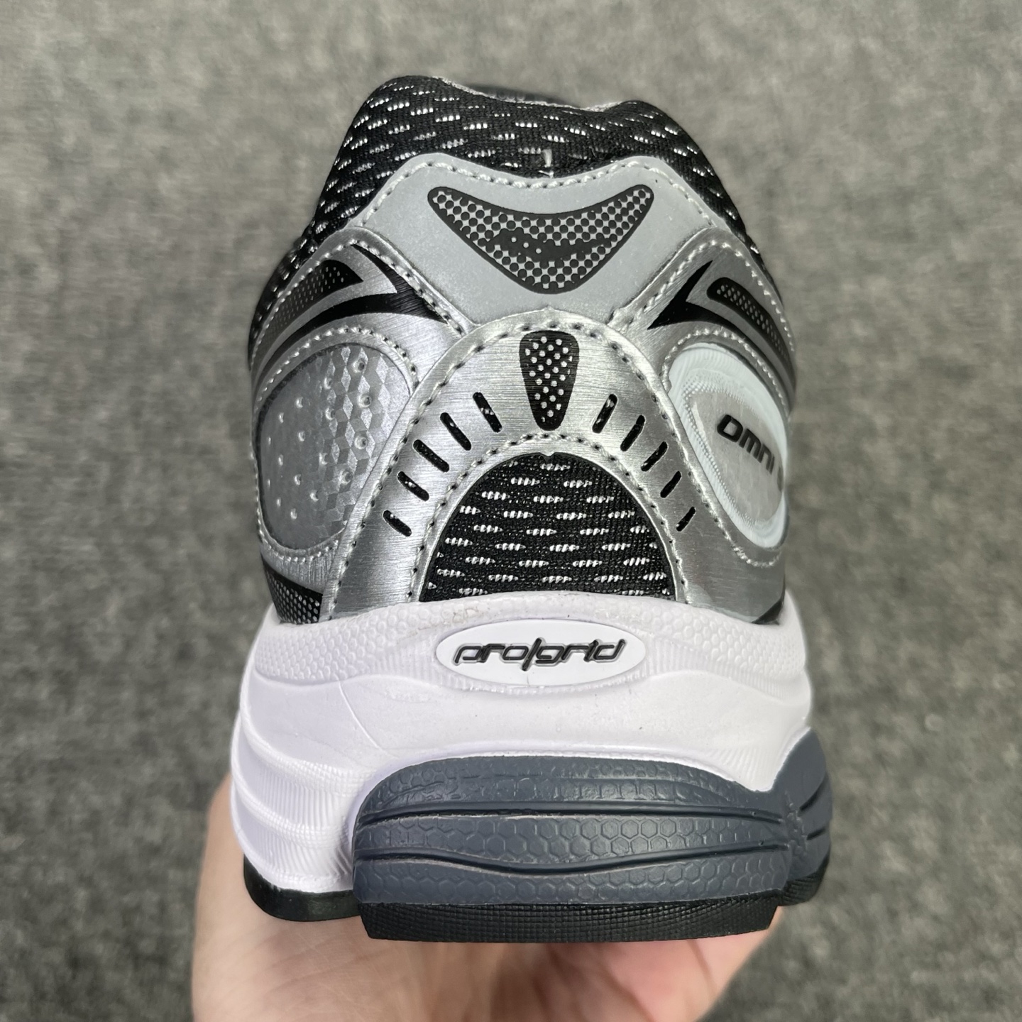 Saucony ProGrid Omni 9