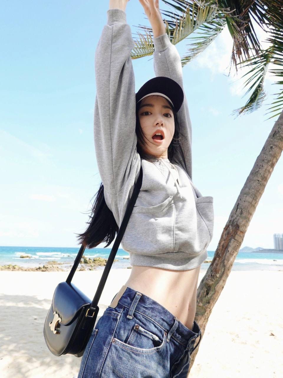 🔥大货实拍图 𝗖𝗘𝗟𝗜𝗡𝗘 ♥ 𝗧𝗘𝗘𝗡 𝗕𝗘𝗦𝗔𝗖𝗘肩带马鞍 型号：110413 尺寸：18.5*16*6cm 新款凯旋门马鞍包的材质是亮泽牛皮，包包本身就有高级的皮质光泽感，可斜挎也可单肩，我比较喜欢把带子收最紧单肩背，想可爱一点可以斜挎背都跟好看！🥰