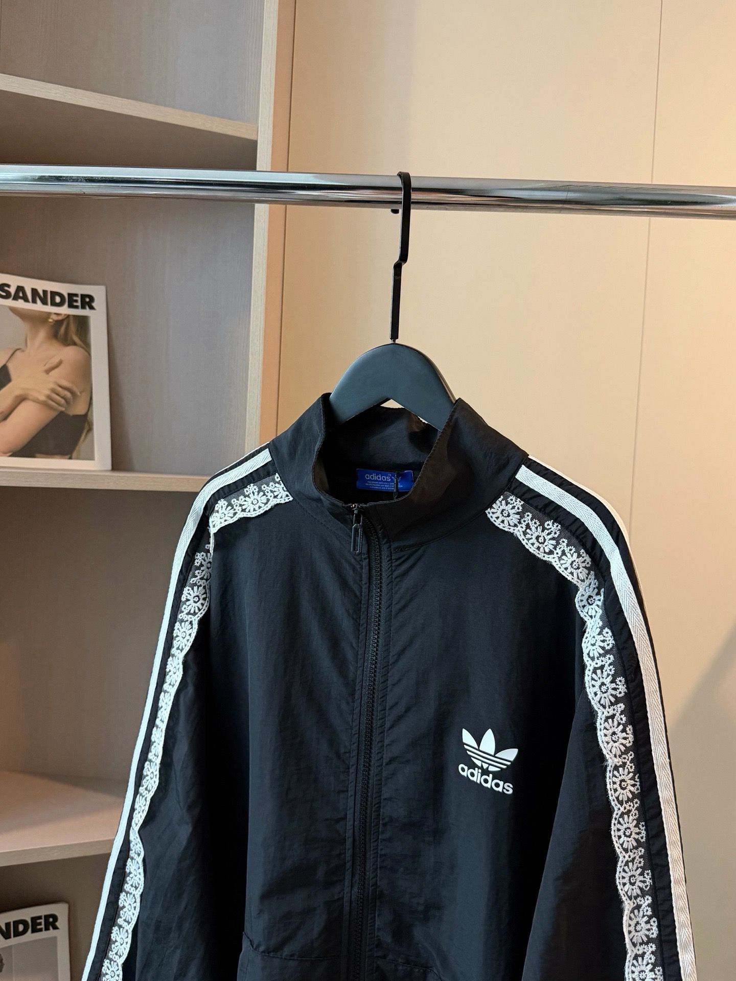 $ 260件。𝗔𝗱𝗶𝗱𝗮𝘀 𝐑𝐞𝐦𝐚𝐤𝐞三葉草古著限定蕾絲花帶短款拉鍊夾克外套