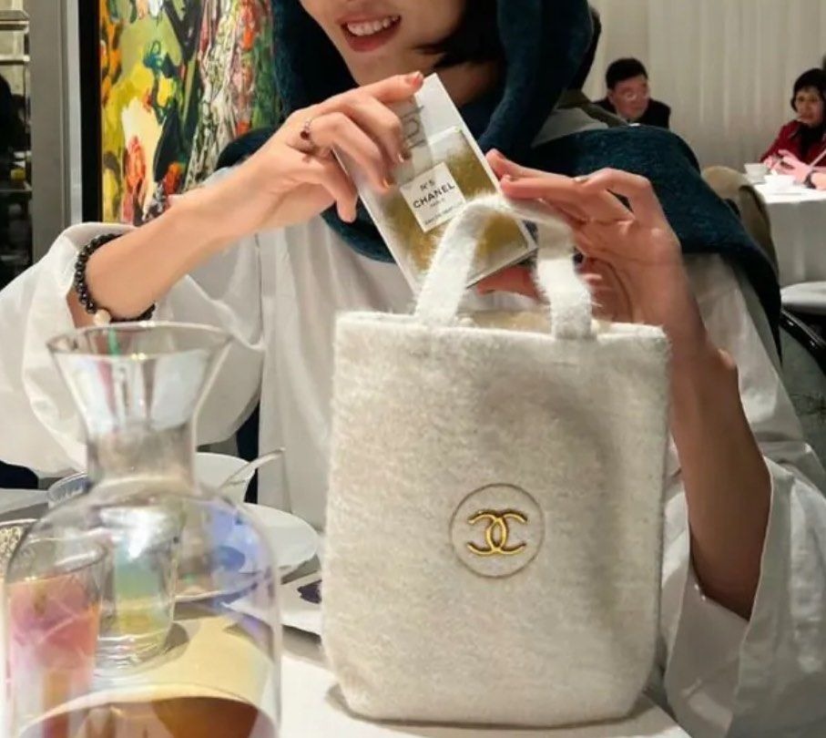 $128隻。Chanel beauty絲絨手挽袋