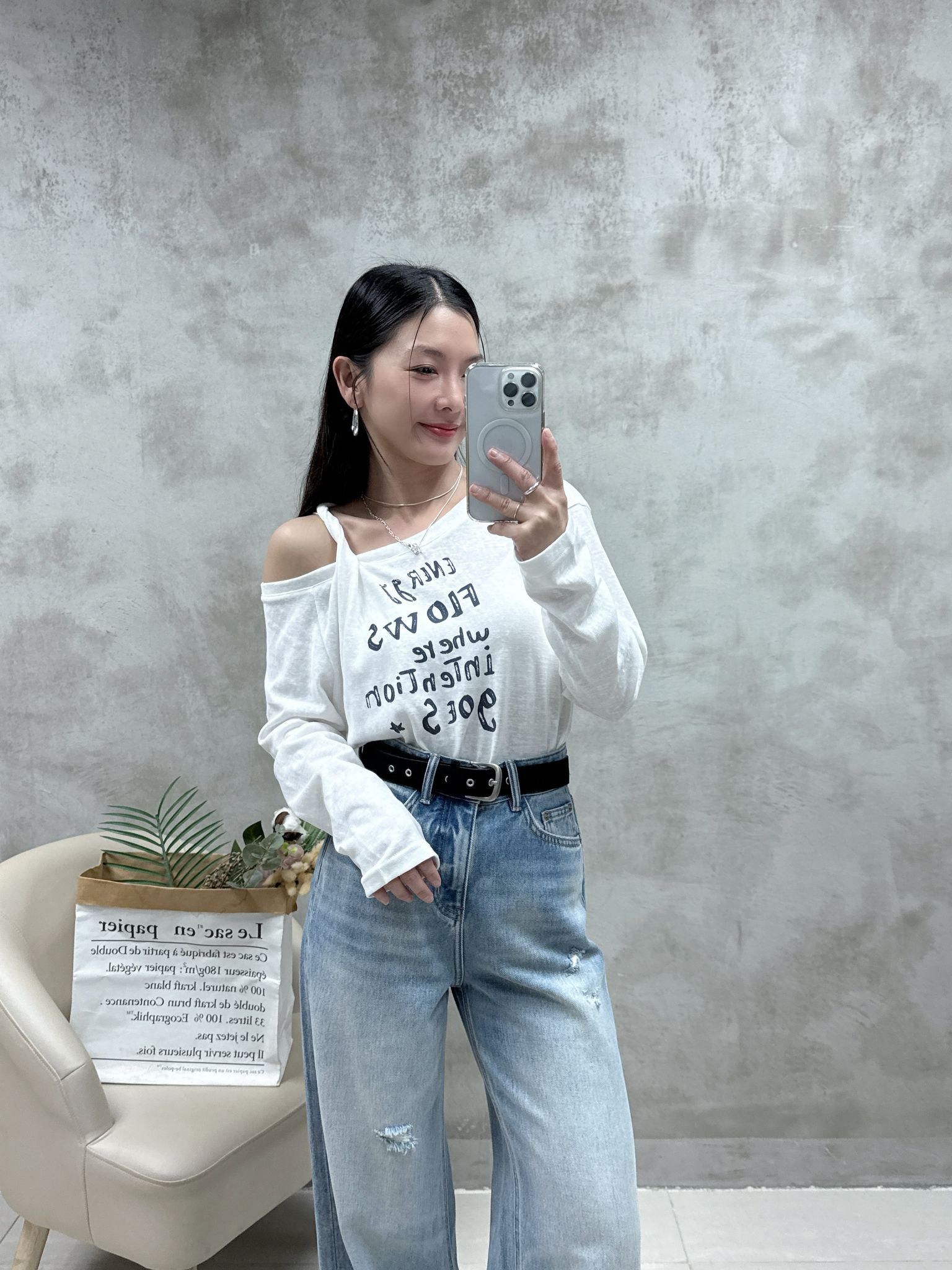 A10 扭結露膊英文字Top