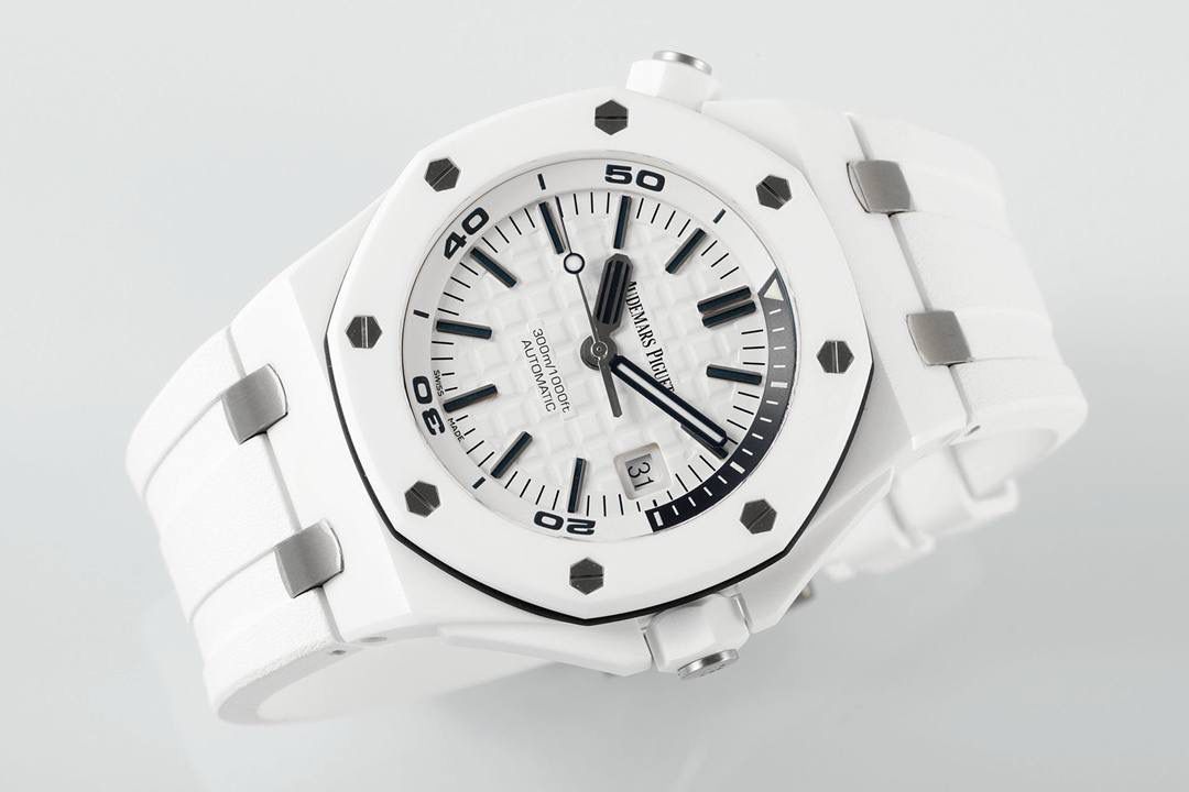 🚀全新开创陶瓷艺术，打造极致的黑白潜水运动风腕表 爱彼皇家橡树离岸型系列15707系列💯 【表壳】42MM黑白陶瓷高温高压烧制，拥有强劲有力的线条和时尚的颜色，令人耳目一新。陶瓷表面经过拉丝处理，使得外观更加的硬朗和华丽，并延续了皇家橡树离岸型一贯的防水性能，确保了潜水运动中的可靠性。潜水计时显示为表盘内的二层表圈，由10点位的把头来控制，3点位的把头控制上链及调校时间，两个都是旋入式结构。 【表盘】饰以品牌传统的“Méga Tapisserie”超大型格纹，并搭配夜光填充萤光指针，内旋式计时圈的12点钟至3点钟也同样饰以橙色和蓝色显示区。这让腕表既易读读时又显得更加时尚富有活力。 【机芯】ZF厂自产的Calibre 3120自动上链机芯，机芯直径为26.6毫米，厚度仅为4.26毫米。机芯共有280个零件，能够保证足够的动力储备。 【表带】表带选择贴合手腕的橡胶材质，搭配钛合金针扣，佩戴时手腕倍感轻盈，没有负担感，便于手腕灵活运动。