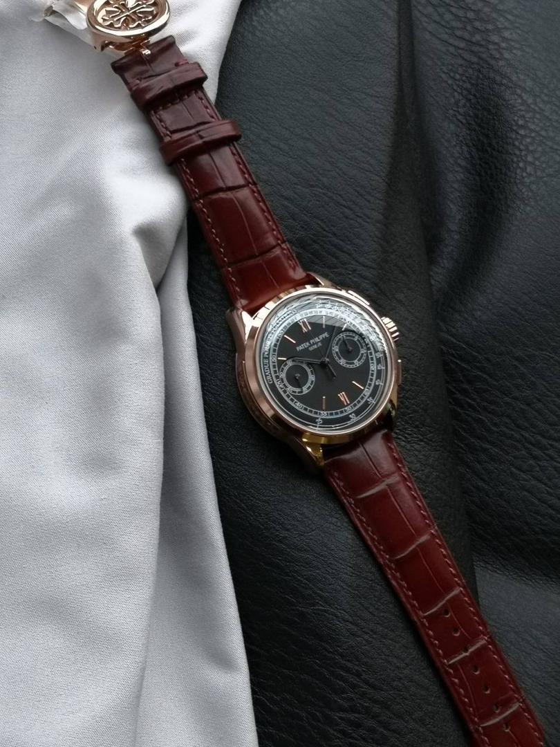 百达翡丽复杂功能时计5170G多功能腕表，堪称腕表精品当中的精品！😍✨🔥 腕表直径为42毫米，作为一款男士腕表，它的表盘大小适中。为我们奉上对称的美感，整个表盘的布局大方得体，包括了如此之多的功能的同时，又不会让人觉得繁杂。 机芯采用了7750机芯完美还原正品诸多功能，提供了强大的时间衡量功能。意大利牛皮表带，专属的灯笼扣，任何季节，任何场所，任何职业人均适合佩戴，让手腕佩戴得更舒适，让气质绽放。此款腕表具有30米防水功能，满足大众日常生活，休闲度假必备腕表。 百达翡丽5170G可以说是腕表中的精品，功能方面的巧妙构思，外观上的合理布局，以及优越的机芯性能，无一不体现出百达翡丽的独特设计，一件经典的艺术品，一件完美的收藏品。