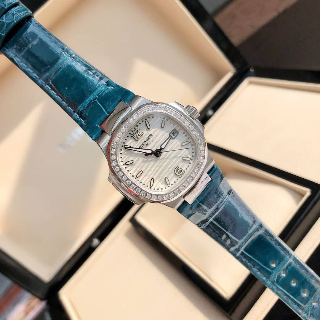 堪称一绝钢表之王，最美女款百达翡丽7010R鹦鹉螺 32mm银色蓝白色 表徑精巧独特舷窗结构表壳，完美优雅风格，采用不锈钢18k镀玫瑰金。水平横纹浮雕图案的表盘。表圈镶嵌46颗天然南非钻石💎美洲鳄鱼皮表带‼️