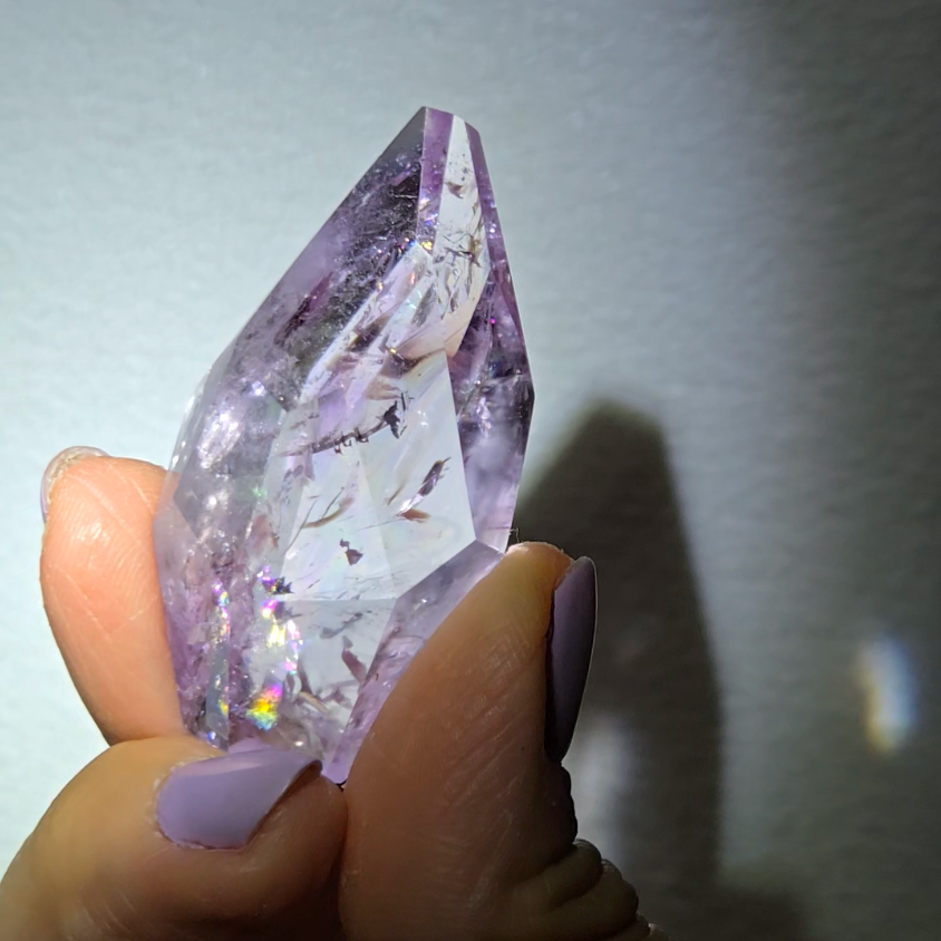 Amethyst pocket stone with rainbows and phantoms - AM68
