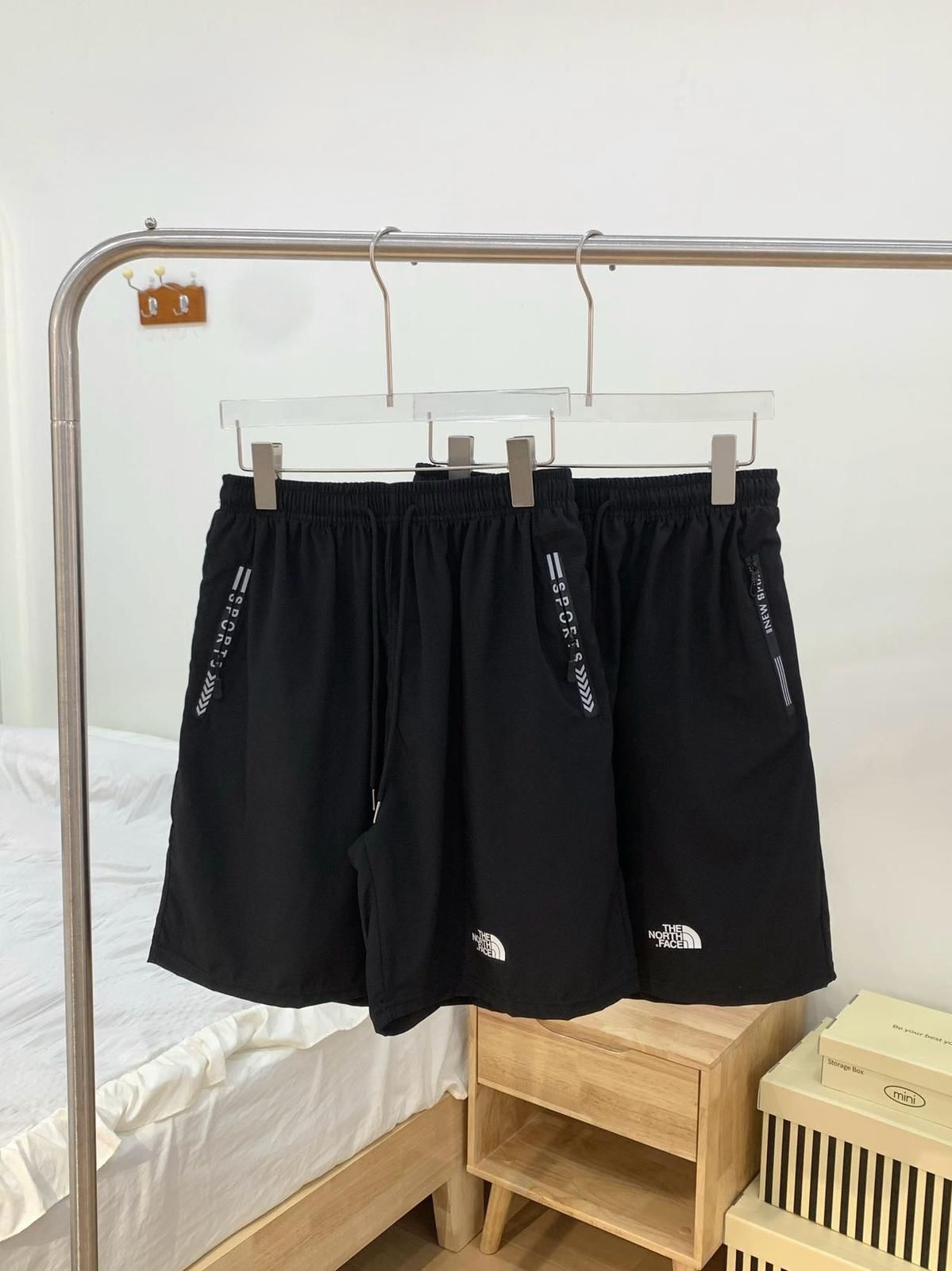 $65條。2條起$55條。Tnf 冰絲速乾五分運動褲