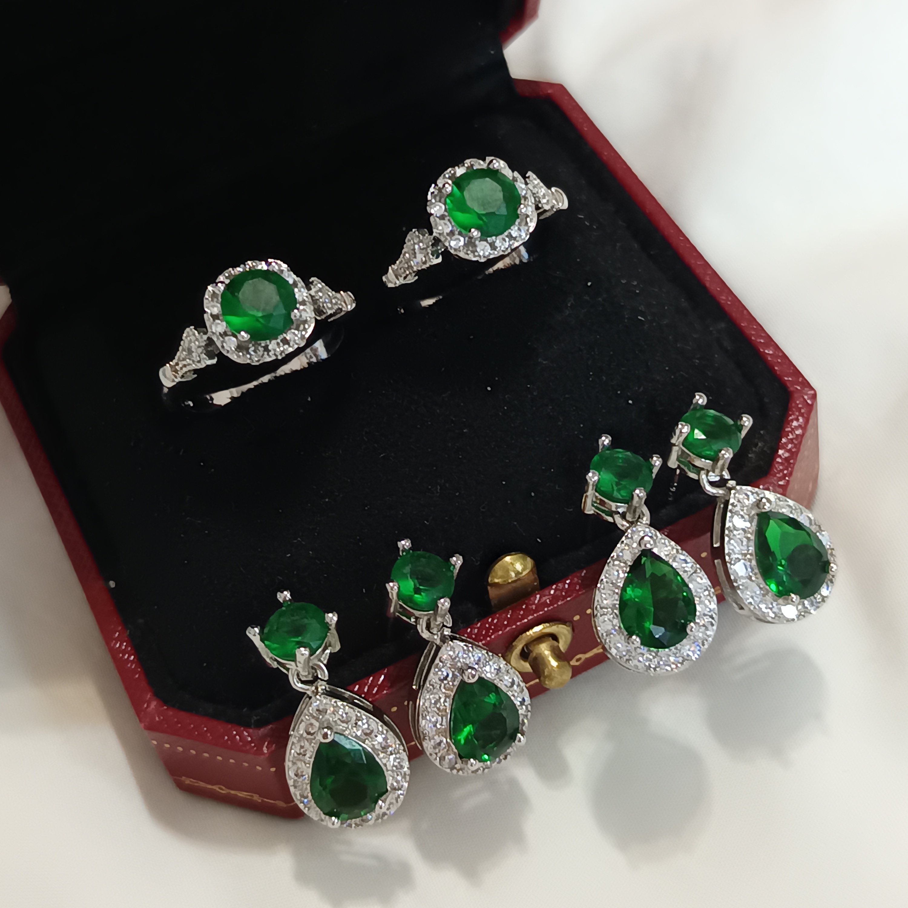 🎉年末虧本清倉‼️仿祖母綠耳釘戒指2件套