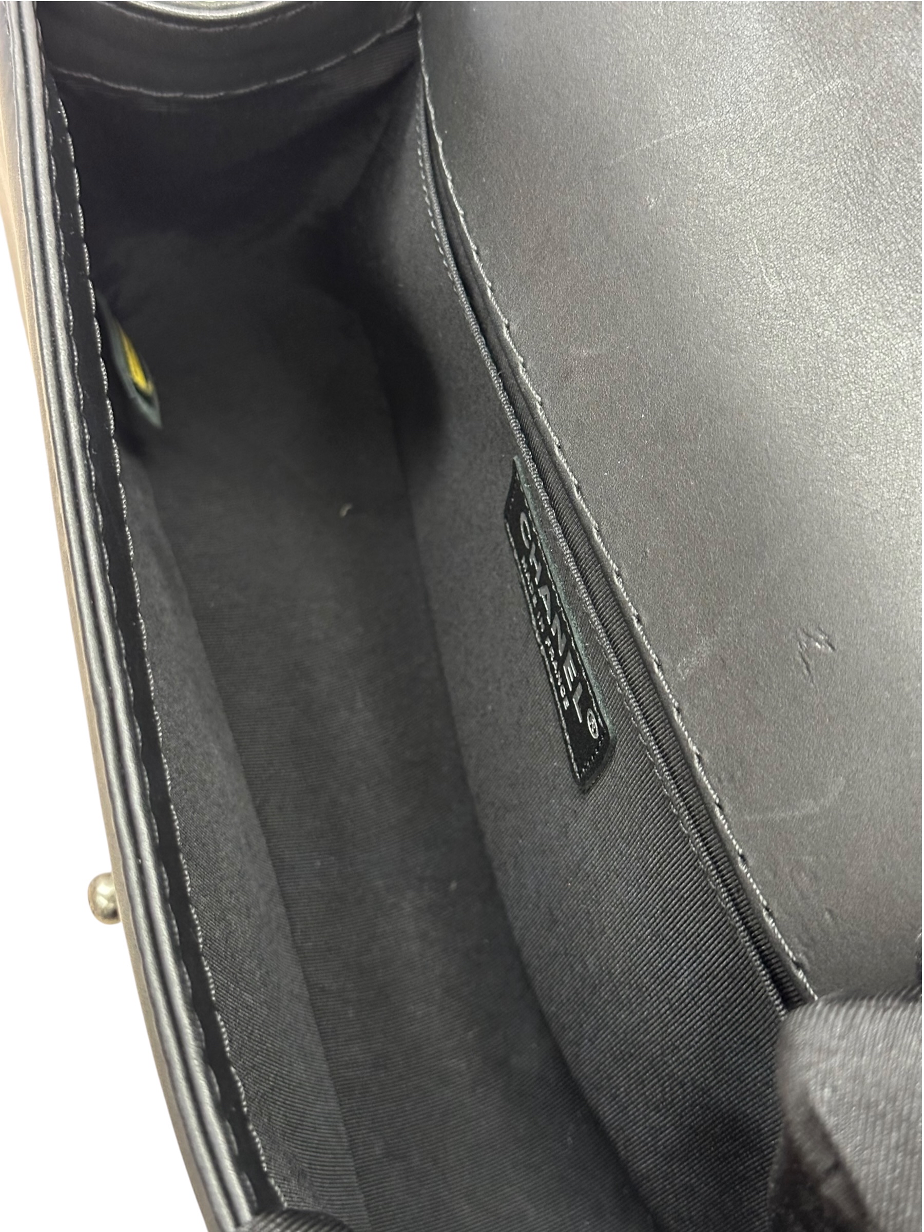 Pre-owned Chanel Boy 25 Handbag Calfskin / Product Code: 082102
