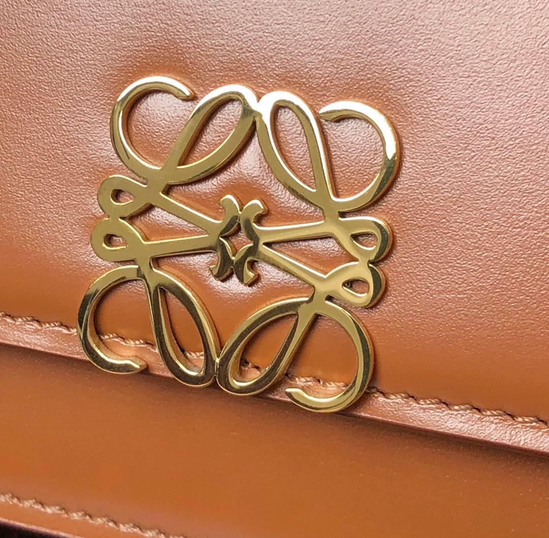 中号『 L0E💟WE GOYA 』 ⭐ 泫雅.周也.曾黎.虞书欣.宋茜.宋妍霏…众多明星同款哟～😘 ⭐能装，好搭，又不怕造 光滑丝绸牛皮革除了显高级外，上手如婴儿般肌肤娇嫩平滑，让你非常想保护她，呵护她呢～内饰细腻napa羊皮三隔层，贴心设计了暗扣和背面小侧袋，收纳方便➕安全感满分💯 ⭐灰常匹配当下的极简风，难得是拥有一大票靓丽颜色，无论是优雅知性，还是我们活泼开朗的小仙女们，都可以闭眼入啦！想凹造型？想上班通勤？怎么用怎么挑，都不会错^_^ 一句话，若🈶️此包，前者皆可抛！ 就算吃土也要买下呀呀呀～～ 中号尺寸：23-15-6.5CM 型号：012121棕色