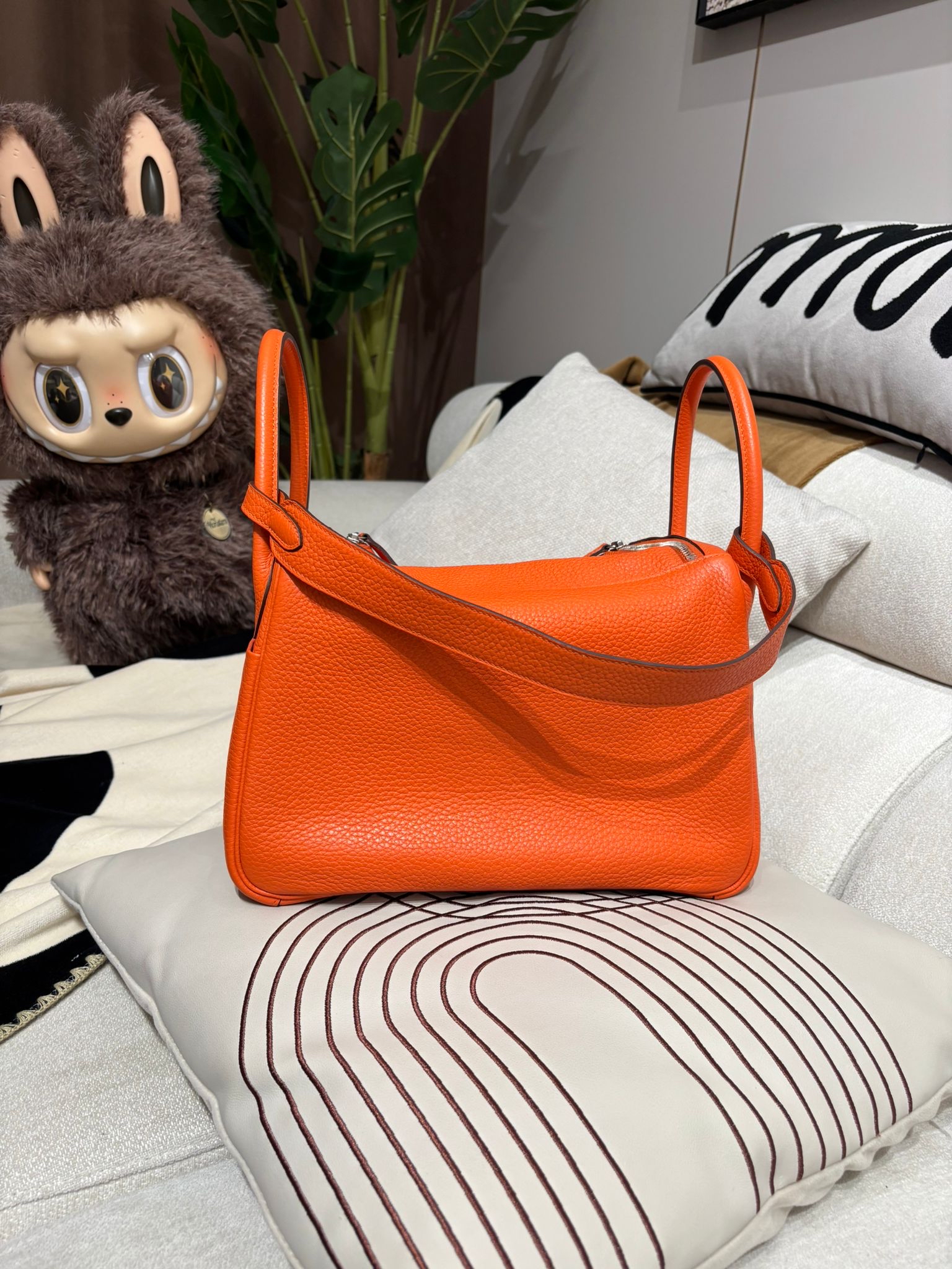 Hermes Lindy 30,Stamp T 愛瑪仕橙 100%Authentic, 95%New ✅Dust Bag✅Rain coat✅Box