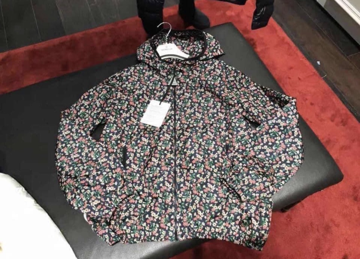 Moncler 女童14 碼深藍花花風衣