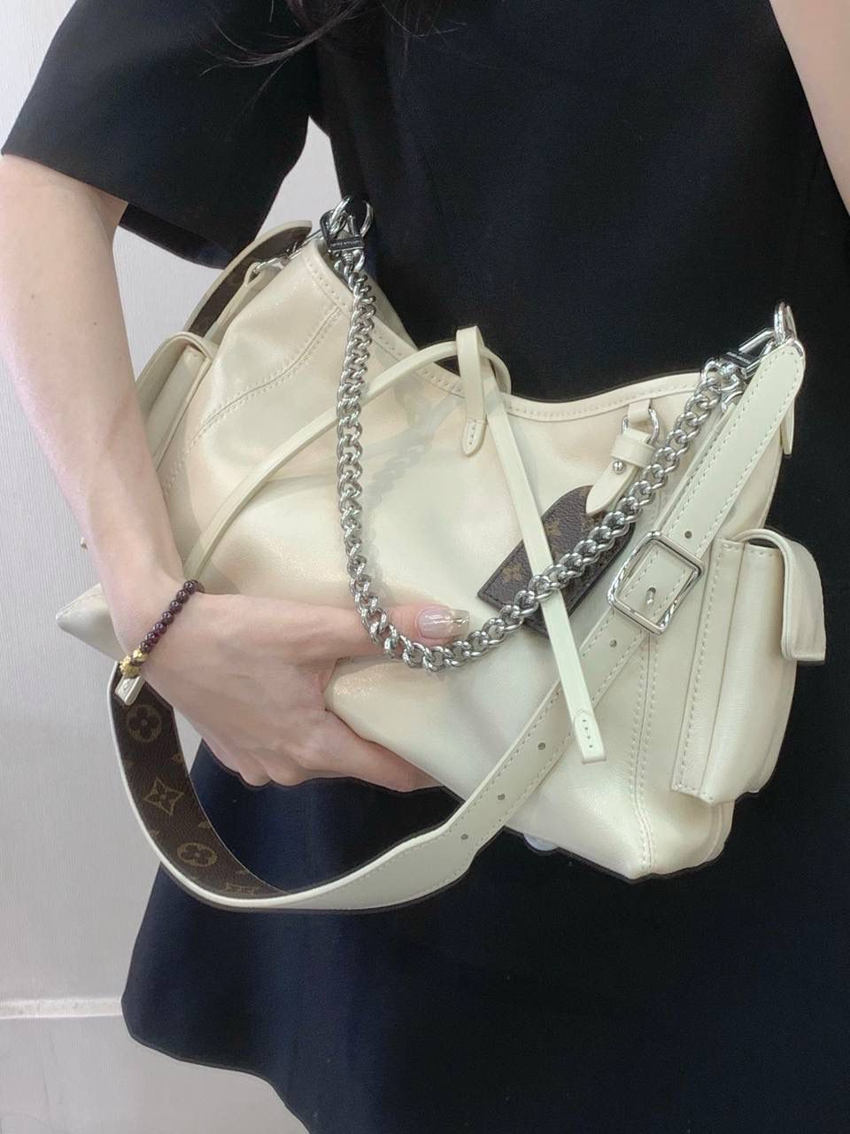 LV奶白色 Carryall👜✨ 噢莫噢莫！！ 奶白色的也太乖太奶了 一整个大心动了！！！ 全皮质感高级感满满💯 而且肩带是老花的 真的太爱了！🥹❤️