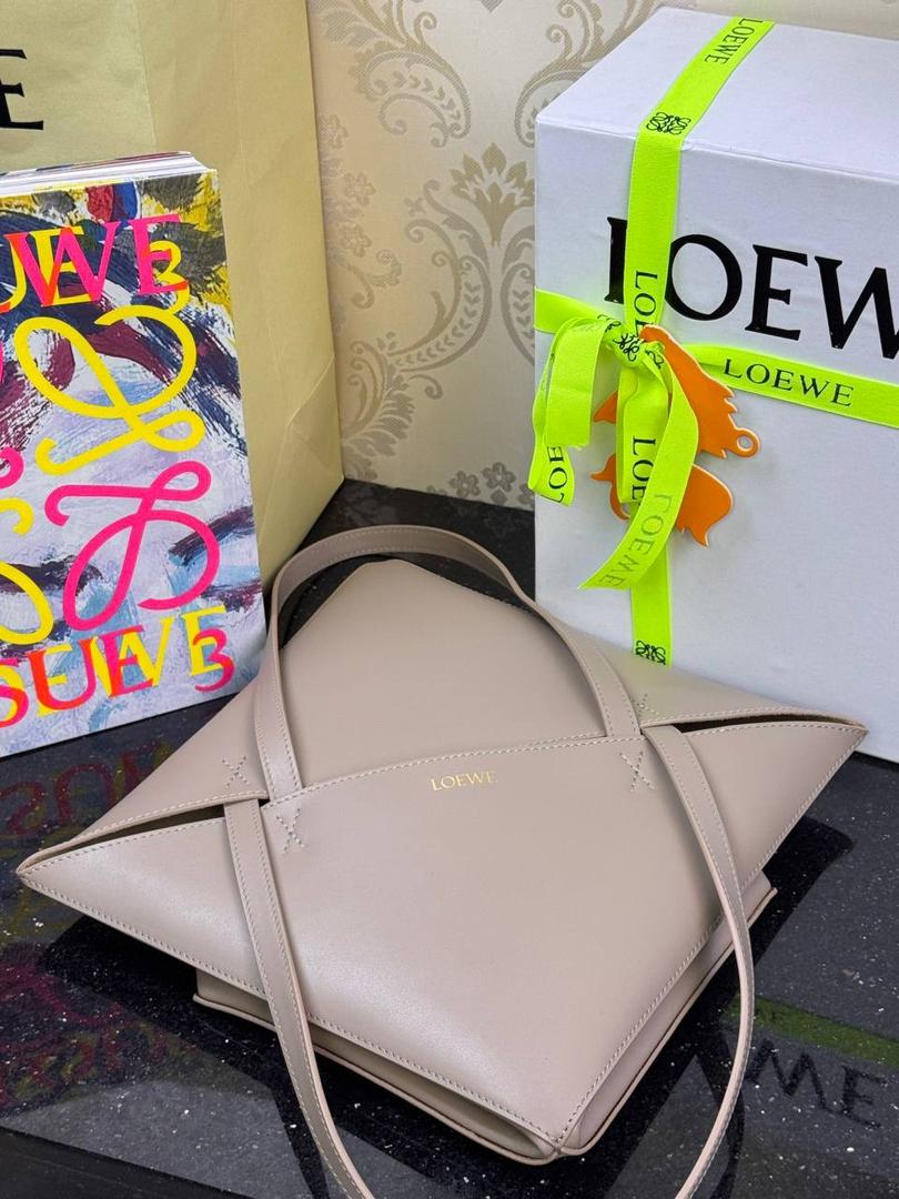 🎈*中号𝐏𝐮𝐳𝐳𝐥𝐞 𝐅𝐨𝐥𝐝折叠手袋👜*（沙色） ——全新【𝗡𝗘𝗪】升级‼️ 延续经典𝙋𝙪𝙯𝙯𝙡𝙚的标志性几何裁剪设计，新晋顶流🅰️𝙋𝙪𝙯𝙯𝙡𝙚 𝙁𝙤𝙡𝙚 𝙏𝙤𝙩𝙚以折纸包为灵感，升级成🉑完全折叠‼️的结构，立体与平面任意切换，出差旅行🧳必备单品。小牛皮材质轻且柔软，𝐌𝐢𝐧𝐢尺寸搭配一条可拆卸式肩带，手提，肩背，斜挎多样化背法✨ 尺寸：𝟐𝟓.𝟓-𝟏𝟒.𝟓-𝟑𝟏.𝟓𝐜𝐦 款号：052316