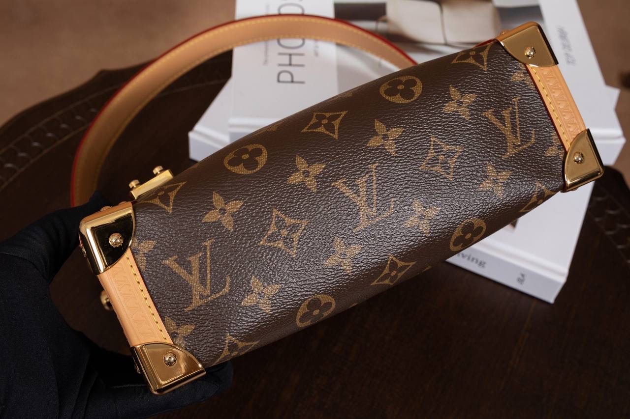 LV SIDE TRUNK🎀 用的是 A+ 级全钢五金，结实又耐用，拿在手上很有分量感，看起来就很 luxe。再配上 进口高弹面料，摸起来舒服，还有一点点光泽感，整体很时尚💖 包装是 全套包装，感觉真的很有档次，送人或自己用都很可以～ 中号：尺寸 21 × 14 × 6cm 小号：尺寸 18 x 12.5 x 8cm 大小刚刚好，小巧但很实用，出门背超方便💯👍 不管是材质、设计还是包装，都看得出很用心，走的是 质感路线。 这款包就是那种：低调但很有品味，越看越喜欢的类型～👜✨