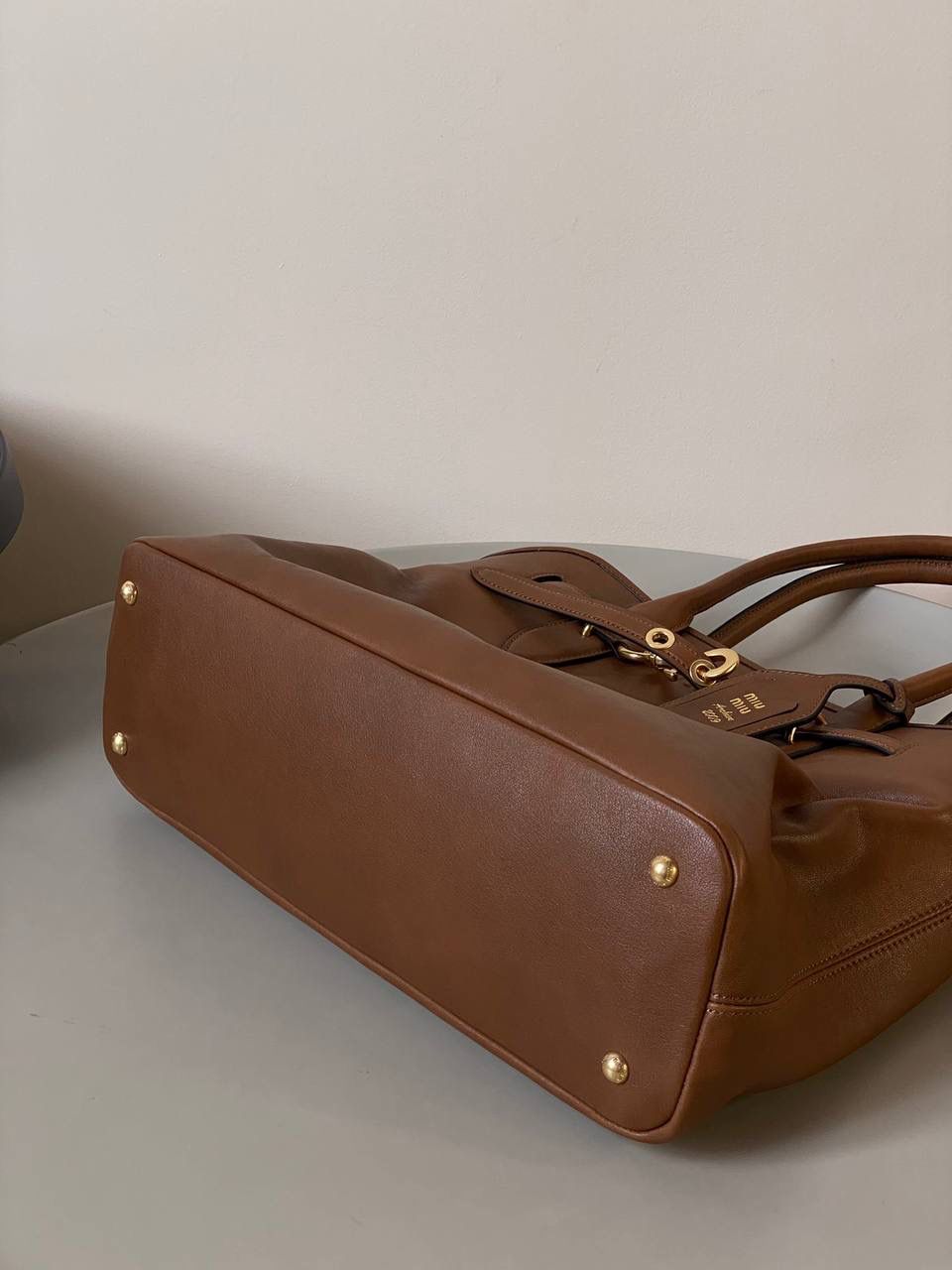 🈶焦糖色， 𝗠𝗶𝘂𝗠𝗶𝘂 手提包 这只Aventure我要夸爆它！ 绝对是公文包中的颜值天花板 这款有多难买不用多说，绝对的断货王 酷酷的慵懒感洋气且时髦 还有一丢vintage感，超有调 上班通勤，日常出街都超出片 很有年轻人的活力！ 31×40×13cm #F0023m