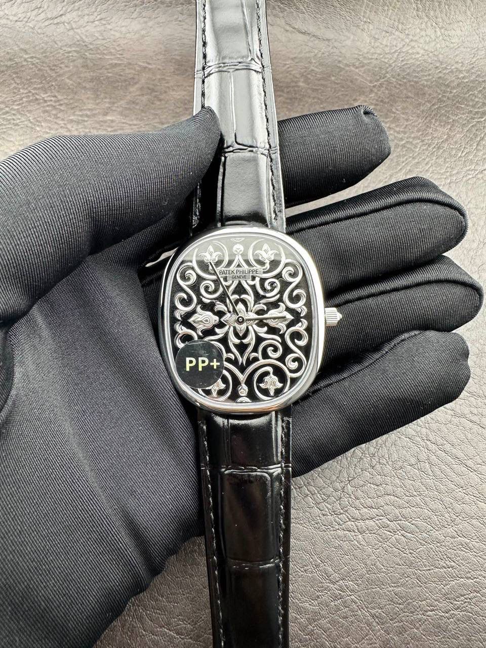PP➕ Factory2025新品首发｜百达5738系列 68克配重版 复刻经典，更胜经典——GOLDEN ELLIPSE 黄金椭圆腕表重磅登场！ ✅ 黄金分割美学重塑：遵循1:1.6181经典比例，34.5MM×39.5MM椭圆表径搭配7.7MM纤薄厚度，复刻古典韵味与佩戴舒适度。 ✅ 316L精钢表壳：介于圆形与矩形之间的别致椭圆轮廓，还原原版线条张力，质感细腻出众。 ✅ 3D立体云贝母表盘：专属浮雕打印工艺，折射神秘深邃光泽，告别市面暗淡平庸款，上手自带高光。 ✅ 定制进口小牛皮表带：21X16尺寸对版原配，搭配同型椭圆表扣，与表壳设计遥相呼应，贴合手腕更显格调。 ✅ 9015精准机芯：走时稳定精准，兼顾实用性与耐用性，日常佩戴无压力。 PP➕不做“远观款”，只为呈现最接近原版的真实佩戴体验——从细节质感 to 上手触感，每一处都经得起近距离审视，让经典韵味在腕间完美延续！