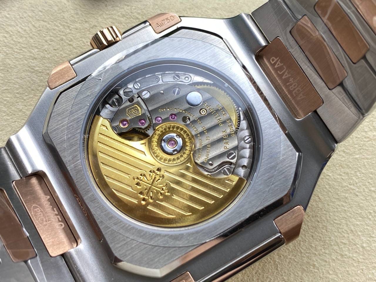 百达翡丽 方形 新系列CUBITUS 5821腕表 亮点特色：1️⃣机芯:搭载定制9015改Cal.26-330 SC一体机，调时不停秒，调时不停秒，摆轮位置均与正品一致，自动上链机芯。2️⃣钢带:316L定制级人体工程学表带，新扣款式。3️⃣表壳:尺寸45毫米厚度仅8.3mm，为表壳对角线长度(即10点位至4点位),因为表壳近似于方形，上下边的宽度会小于这一数值，所以视觉效果并不是很大。 搭配上，5821属于运动风格腕表，日常搭配正装和休闲风格也可以。