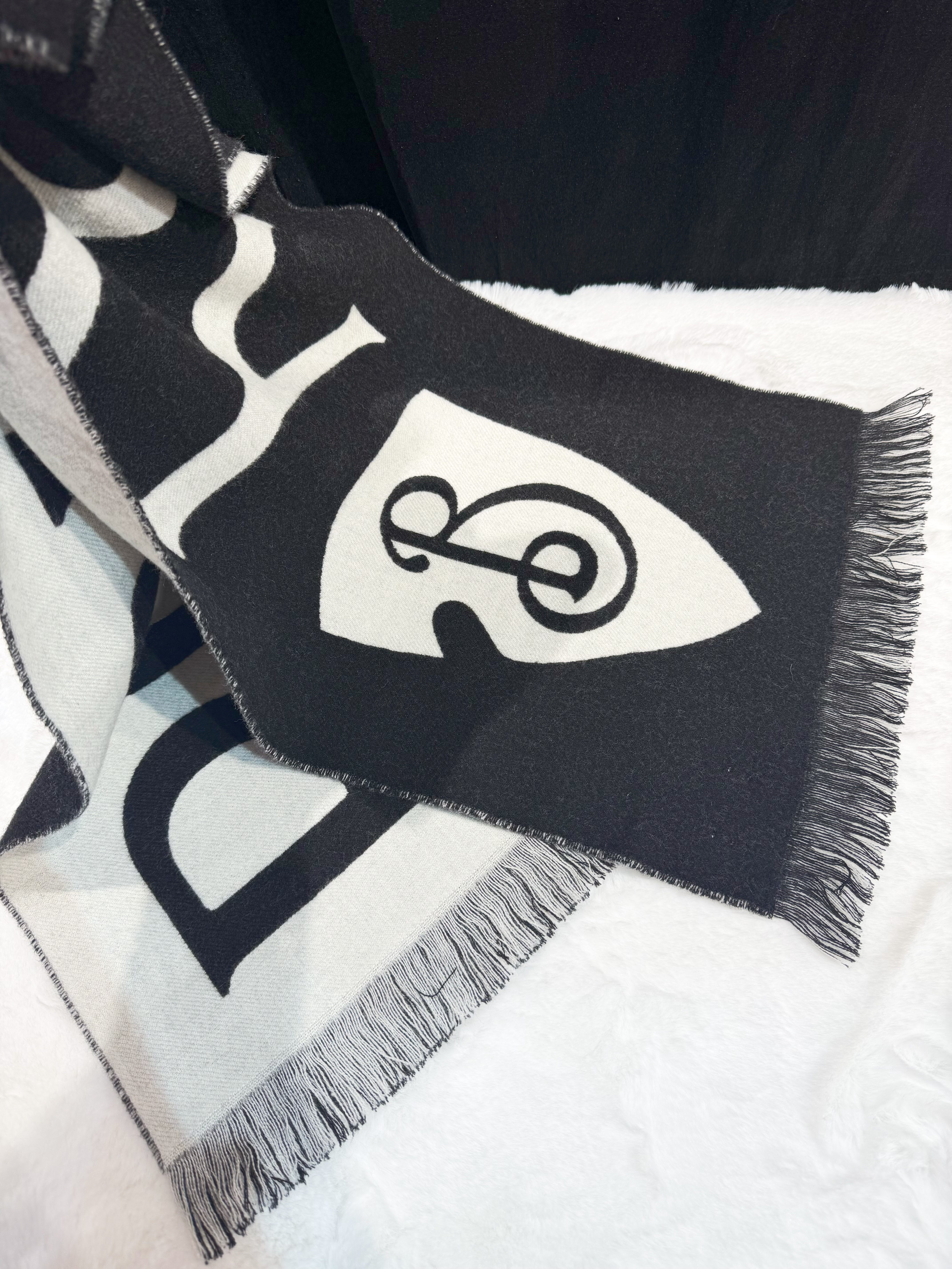 Burberry text wool scarf blk/w