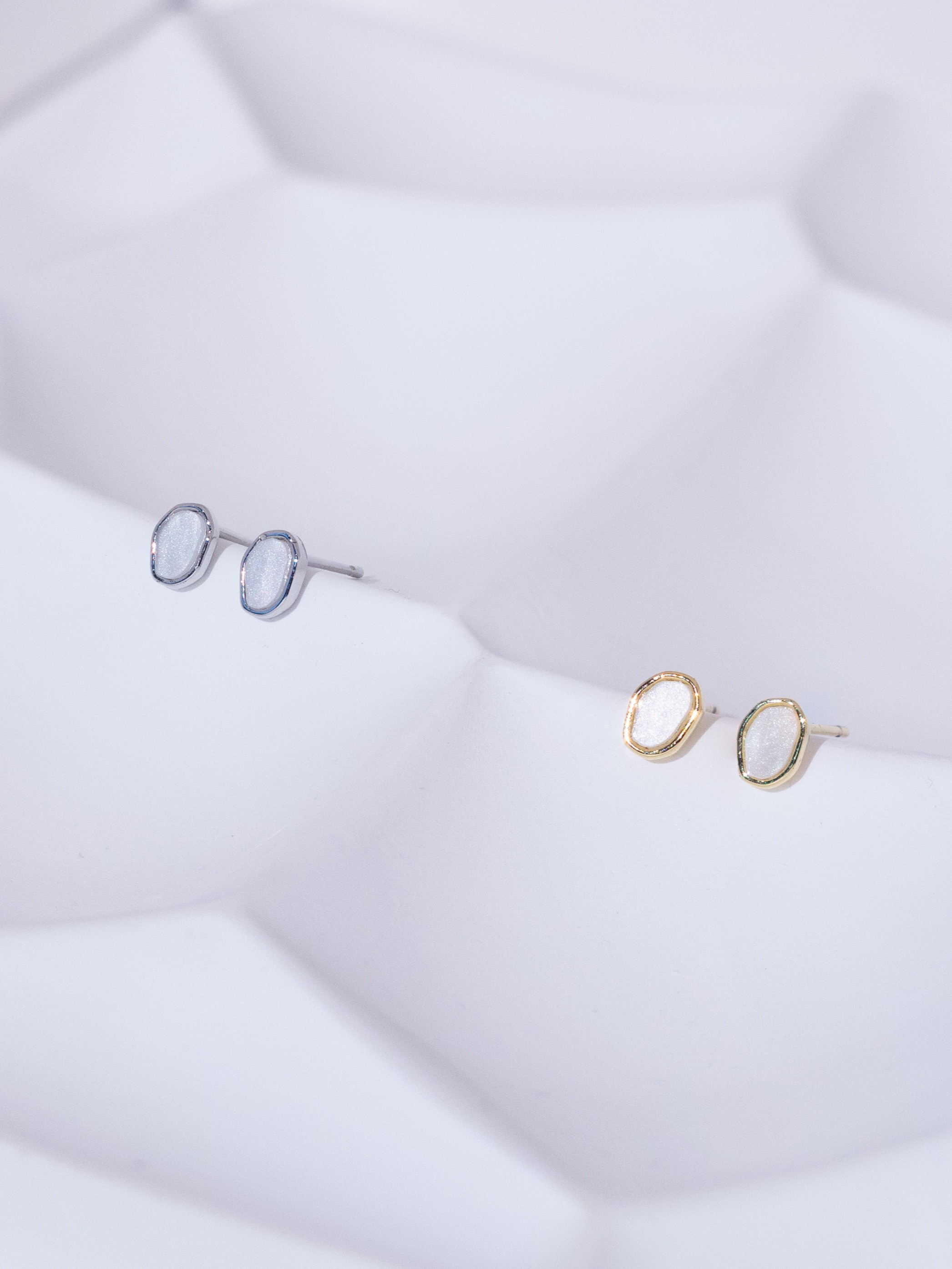 Shell In Irregular Frame Stud Earrings (Silver post)