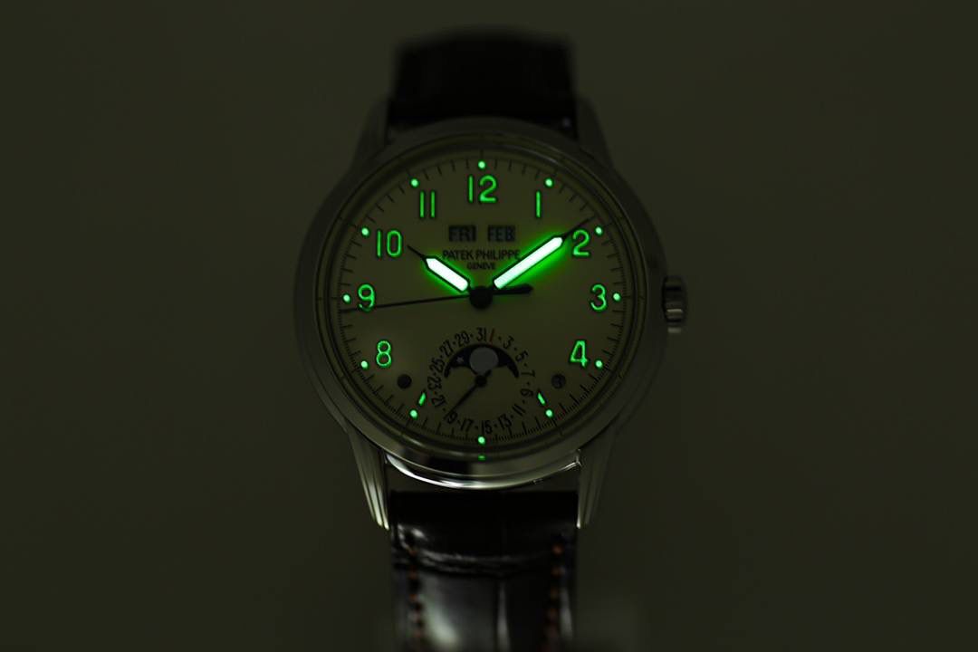 KR工厂耗时三年 打造顶级经典百达翡丽5320G-001超级复杂功能时计 40毫米一体冲压成型的双层式精钢表壳。 ①表盘边缘刻印有密分秒数刻度，配金质超强夜光阿拉伯数字 ② 时分针原版开模以巴顿式设计为基础，配以尖长的针尖，特色造型呼应1950年代Ref.1463计时码表的指针 ③表盘6点位置月相显示及日期 ④4点位置为闰年显示， 8点位置为日/夜24小时显示。注：非市场假功能版本。上面两位置功能为星期各月份 。 所有功能均有全真功能。⑤搭载KR独家324 S Q自动上链机芯 无论外观或是性能都是一丝不苟 完美的控制了表头厚度。 KR不惜重本，所有功能厚度全力还原如官网同步真功能！！！ 欢迎各大表友品鉴！！！