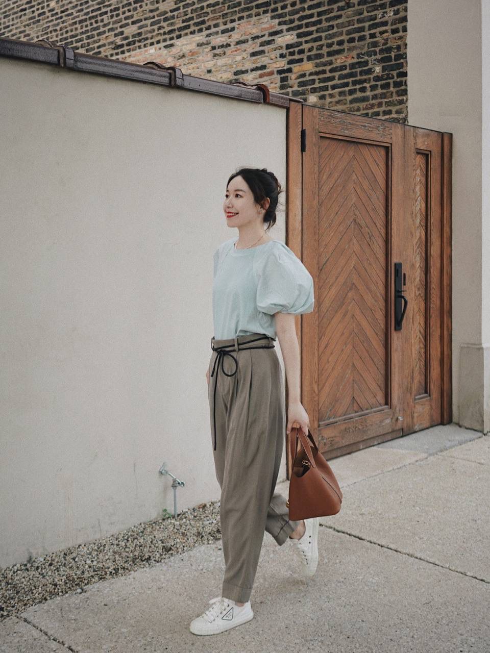 H菜篮子🧺✨ 金棕18cm银扣 独家渠道货！独家背景！高清实拍图！ 每个细节可放大看，全网天花板级别的菜篮子，独一无二的过验产品，每个细节都是对版的！ 纯手工制作、细工慢活、工匠精神雕刻的艺术精品！零售后，包满意！奢侈品中的精品之作！💯 尺寸：18 X 19 X 13.5cm