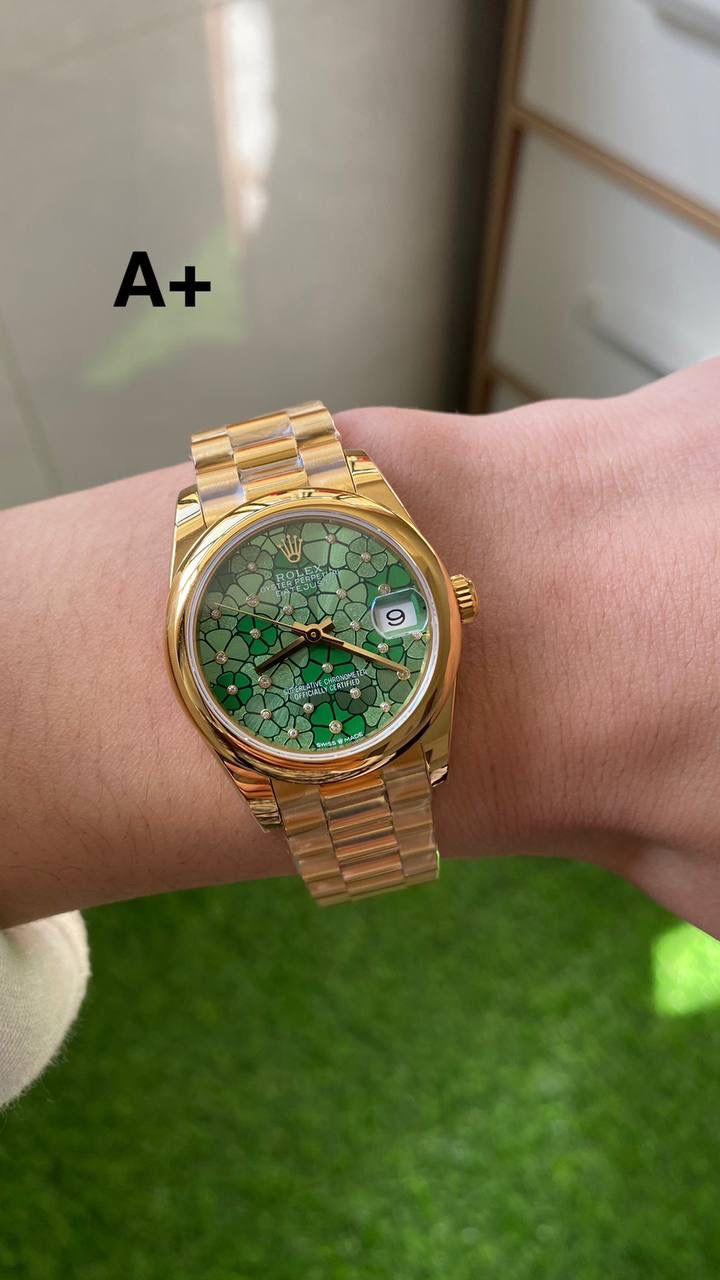 劳力士Rolex女款蚝式日志型腕表31mm 到货 实拍，花朵盘面款型号，所见即所得 原装开模，一比一制作，组件都按照原装逐一复制，配件均可与原装互换。 一表一卡一码 ✨ 表扣类型：隐蔽式摺叠皇冠带扣。 实心精钢材质！ 【表壳】尺寸31mm ，一体成型中层表壳，旋入式底盖及上链表冠； 旋入式结构：双扣锁双重防水系统，旋紧于表壳，使得更加防水。 【镜面】采用蓝宝石防刮损蓝水晶，小窗凸透镜放大日历镀蓝膜。 【表盘】：各色泽逐个调节色泽实现零色差区别，打磨字钉，顶级瑞士超强冰蓝色夜光，底纹细腻，颜色对版; 原版日历字体，原版指针及秒针轴一致 【机芯】采用最稳定的丹东2824机芯为基础，改装同步原版2236机芯一致原版日历字体 （1/31日期）个个正中，一体成型，不会出现卡日历状况。同时也提供：【纯进口全新瑞士SW -200机芯配置选择】，其性能同步原装一样出色，精准恒久，更佳稳稳妥妥，实现真正几乎零返修！