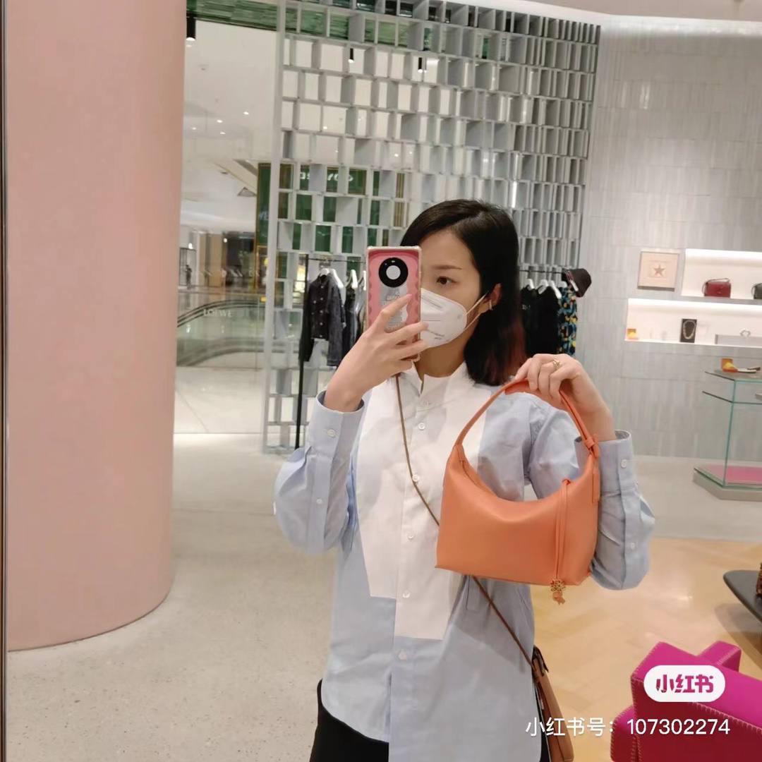 𝐂𝐮𝐛𝐢 便当包💟全皮限定款 👉 橘色 👀看这里 ⚠️ 重点：独家包装⛱️ 🔅 砖柜礼盒 🔅最新“奋斗篇”礼品袋 🔅 棉麻防尘袋 🔅 银色礼物卡 🔅 身份ID卡 🔅 满印logo雪梨纸