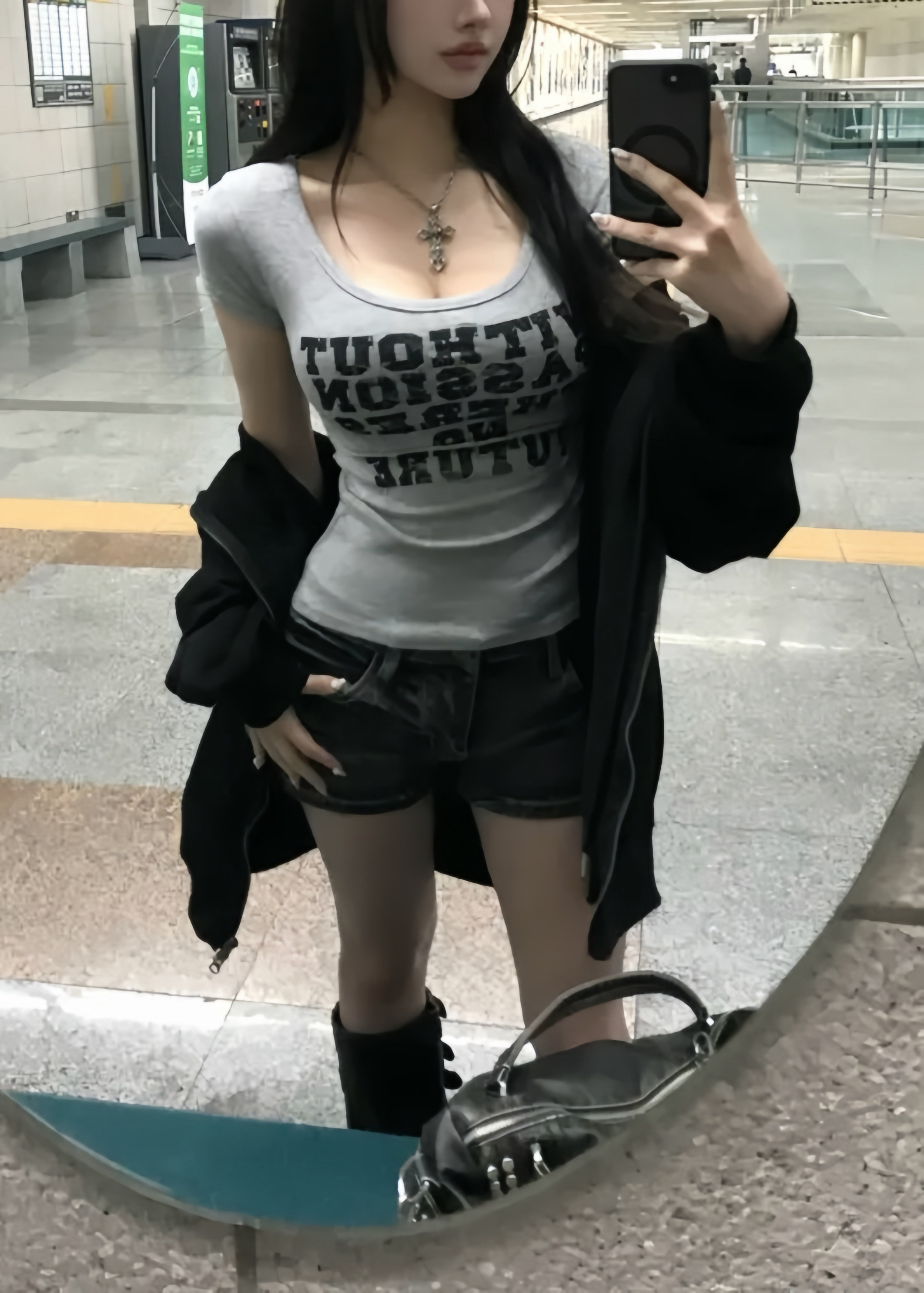 Ribbed Scoop Neck Graphic Top
