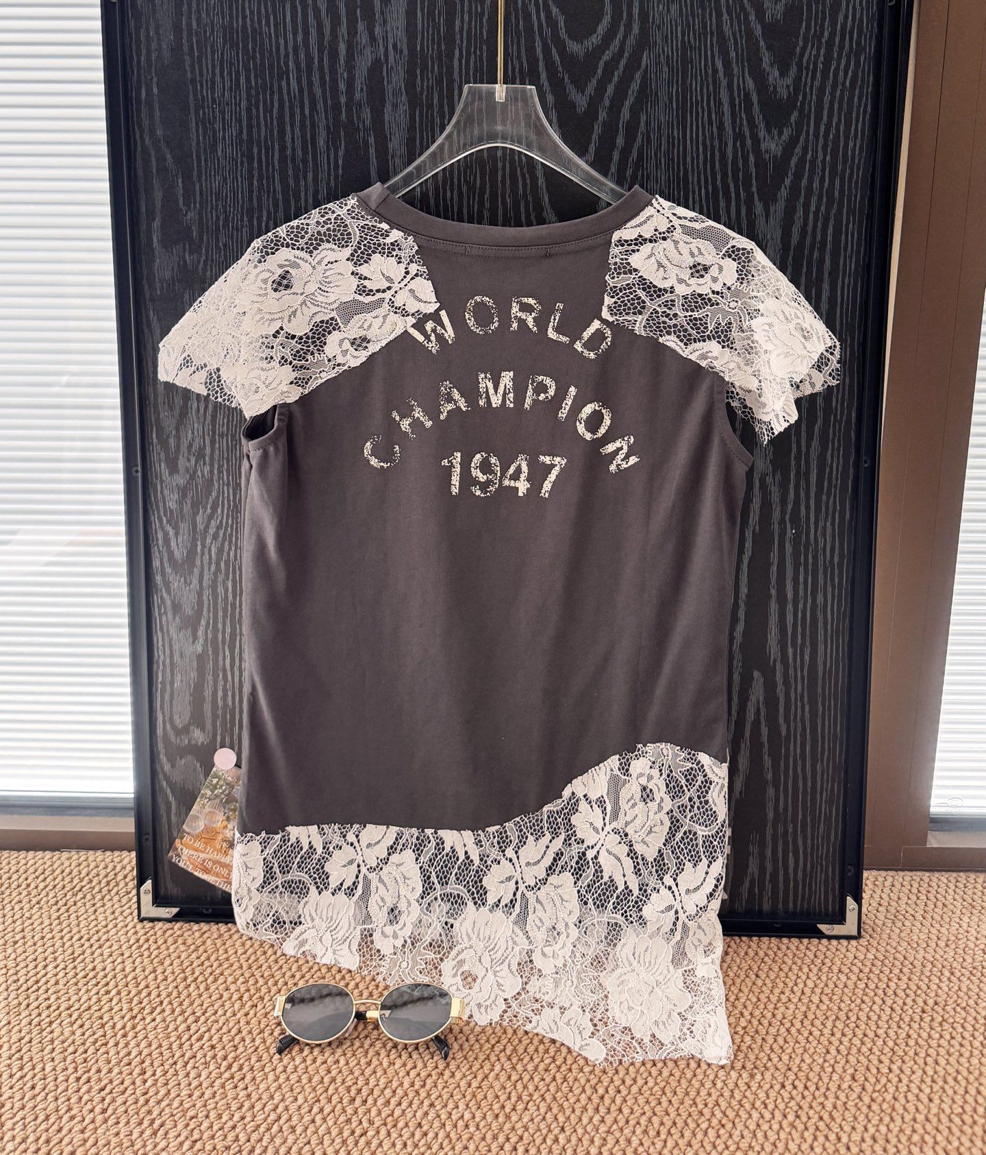 $250件Dio* 重工蕾絲拼接一眼淪陷印花短袖T恤®