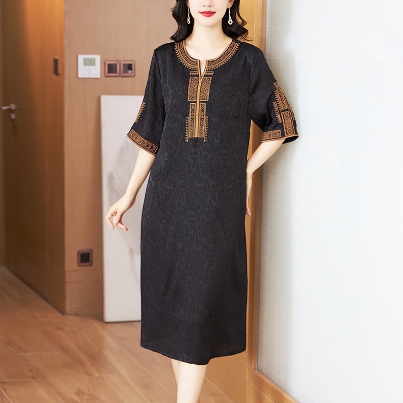 B17(9512) 新中式气质香云纱刺撞色绣边领与袖黑连身裙