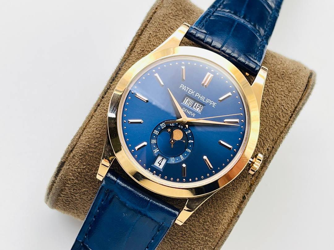 🌐西装暴徒“最佳时计”——百达翡丽5396复杂功能计时系列腕表🌐 【表壳】38MM表径，圆形表壳闪亮的金属光泽流动在表盘流畅的线条上，展现出了腕表出色的设计风格与打磨工艺。 【表盘】华美的炭灰色太阳纹表盘，复杂功能井井有条的安排令其看上去十分的对称，丝毫不会有突兀之感，通过优美的太妃指针的点缀，无论是指针还是时标的细节修饰，看上去都非常的完美，6点位日历窗的显示清晰明了，让年历功能的读取变得更加方便。 【机芯】还原出百达翡丽的Cal.324 S QA LU 24H/303型自动上链机芯，提供了时、分、秒、月相显示、日历、星期、月份以及24小时显示的功能，这块机芯使用了34个宝石轴承，振动频率为4Hz，可提供最长45小时的动力储备。 年历腕表还拥有一个不可否认的优点，便是它与正装服饰的搭配，年历表的从容再加上正装的优雅，其所散发的魅力实在是呈倍数增长。