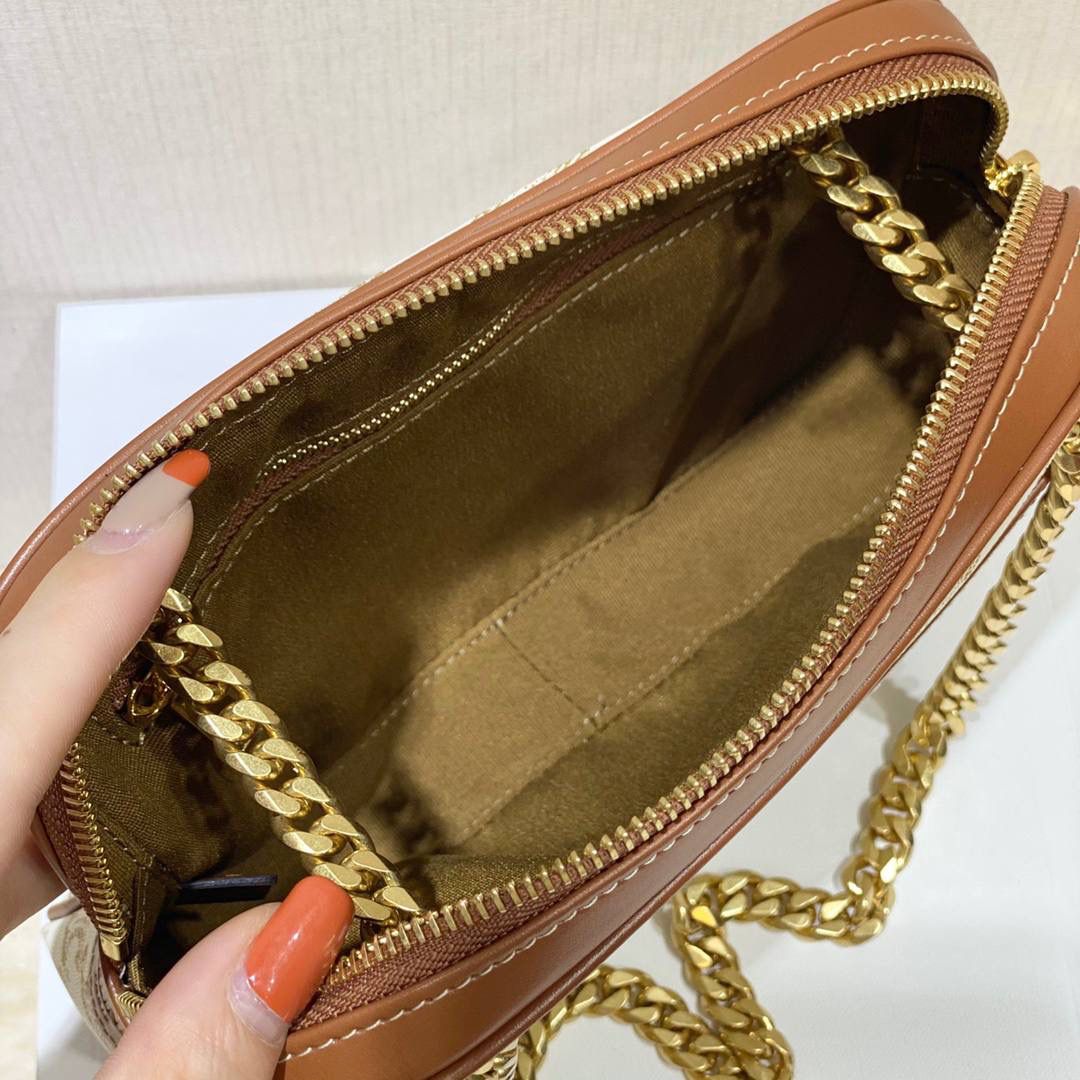 🔥大货实拍图 𝗖𝗘𝗟𝗜𝗡𝗘♥𝗖𝗔𝗡𝗩𝗔𝗦 𝗣𝗔𝗧𝗔𝗣𝗔𝗡𝗦 型号：196252 尺寸：20.5*15*4.5cm TA真的非常好用+多种背法+价格合适+细节满满～双链条腋下，单链条单肩，斜挎/手拿 一包多用✔️