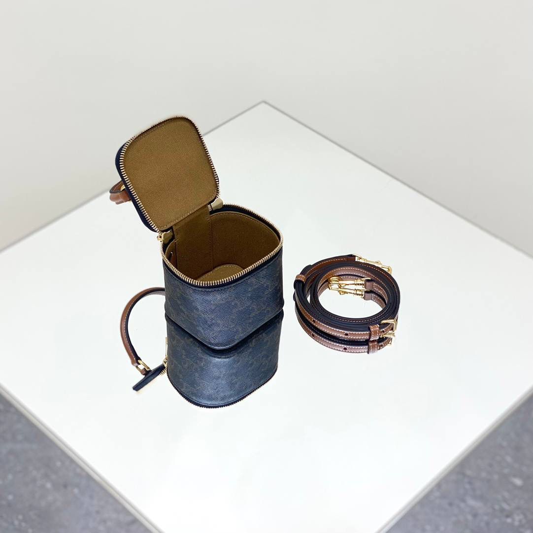 🔥大货实拍图 𝗖𝗘𝗟𝗜𝗡𝗘 ♥ 𝗧𝗥𝗜𝗢𝗠𝗣𝗛𝗘迷你小方盒 型号：10J762 尺寸：9.5*8*9cm CELINE女孩盲冲新款迷你小盒子，可爱到💥，夏天搭短袖，冬天配大衣，都是随手一拎就可以出门，到手就是大写真香～